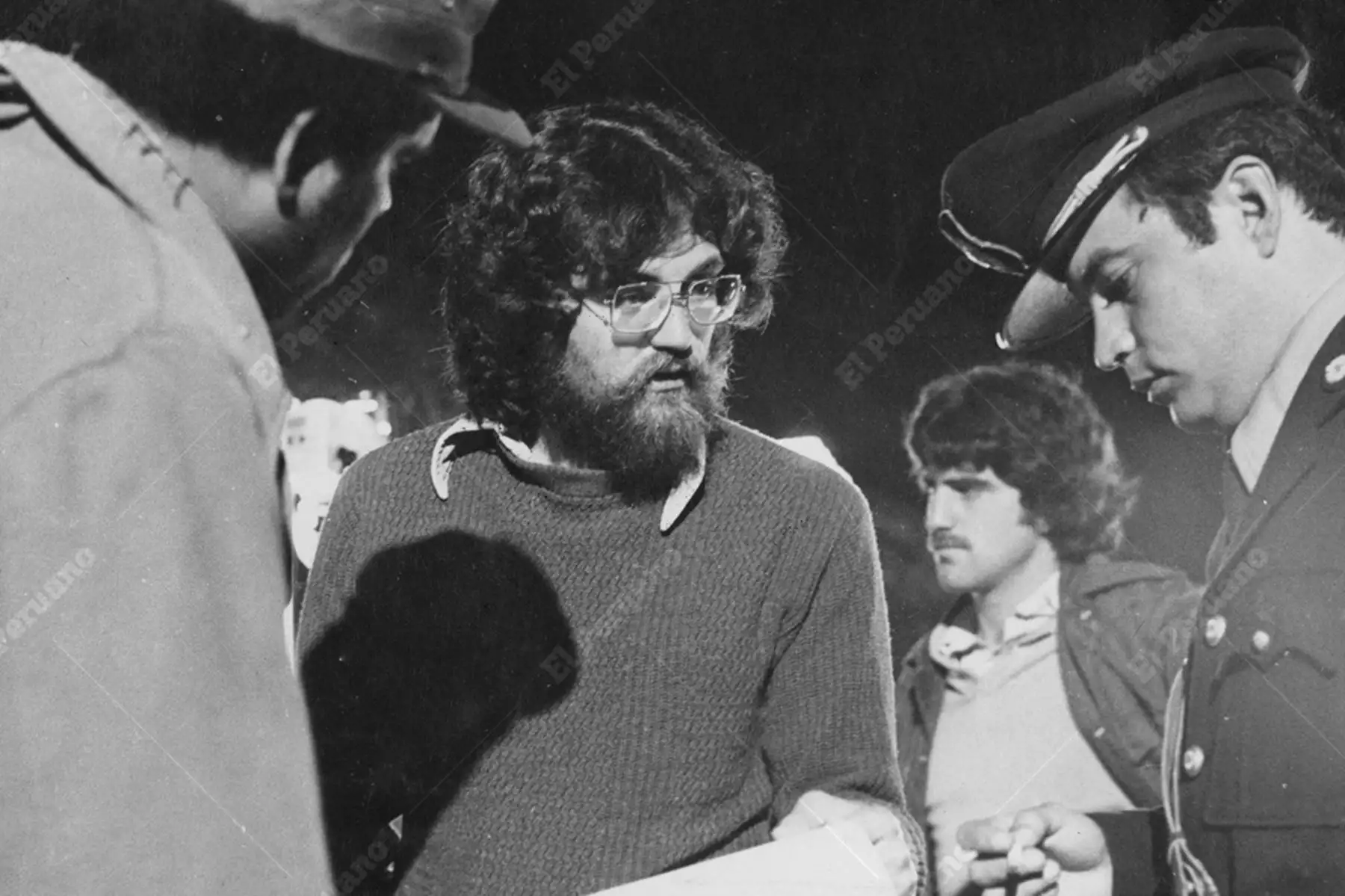 Lima - 1977 / El director Francisco Lombardi y el actor venezolano Gustavo Rodríguez intercambiando ideas durante el rodaje de la película Muerte al amanecer. Foto: Difusión / Archivo Histórico de El Peruano