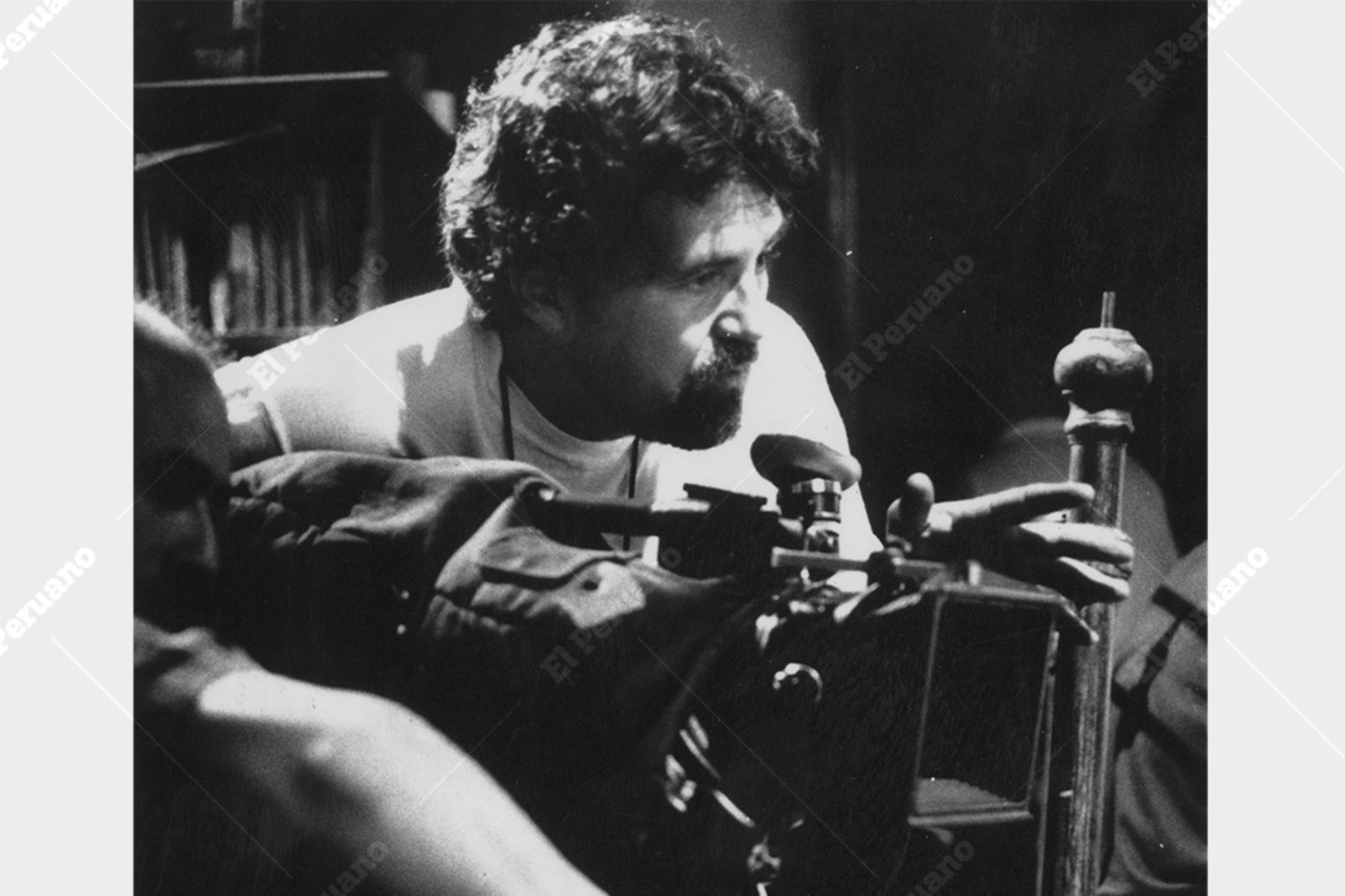 Lima - 1994 / Francisco Lombardi durante el rodaje de la película Sin compasión.  Foto: Difusión / Archivo Histórico de El Peruano