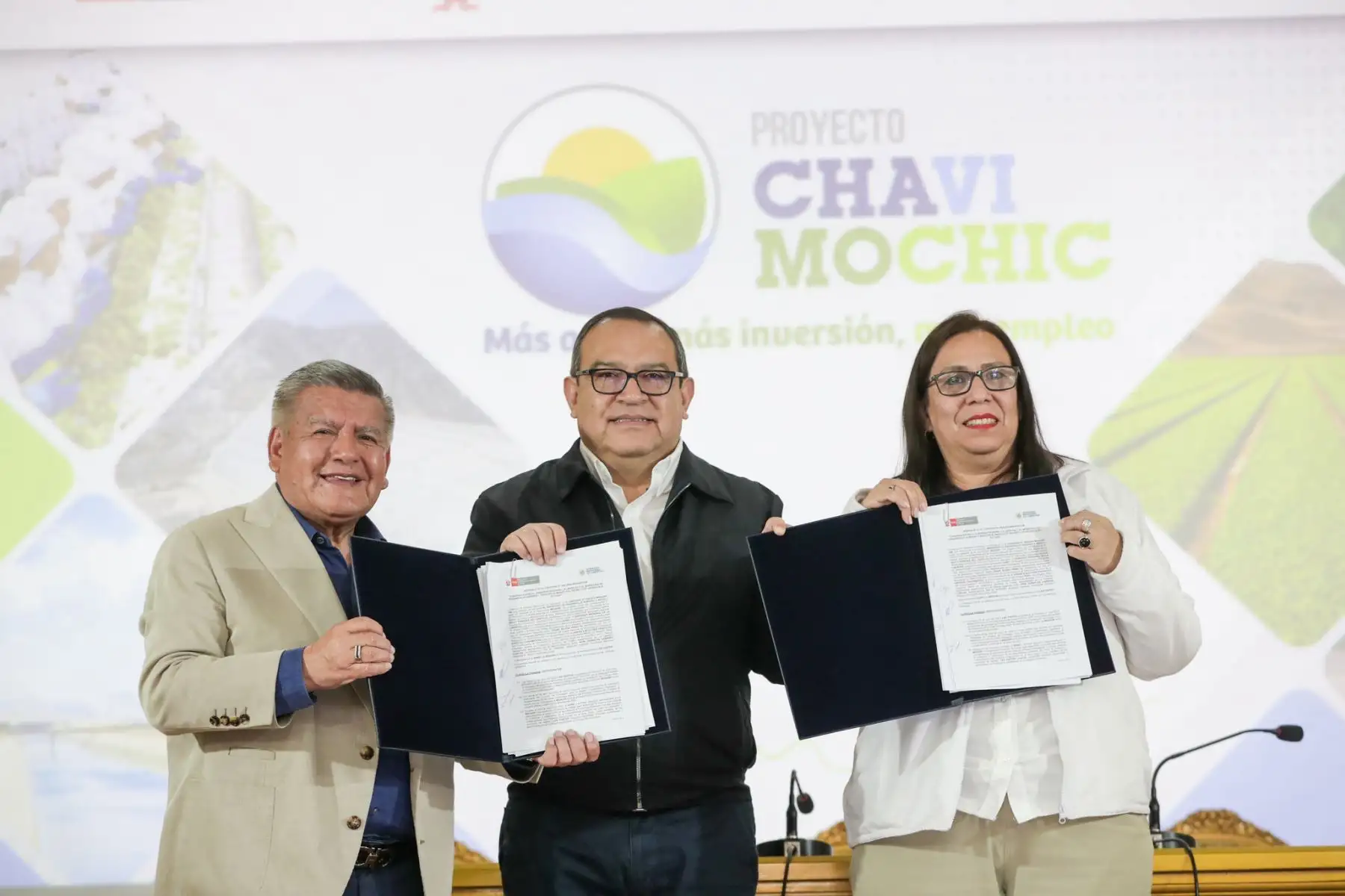 El presidente del Consejo de Ministros, Alberto Otárola Peñaranda, reafirmó el compromiso del Gobierno nacional con el desarrollo de la región La Libertad, tras la firma de la adenda N.° 004-2023 para el destrabe del Proyecto Especial Chavimochic III Etapa, que permitirá la ejecución del canal madre de esta gran obra que beneficiará a miles de peruanos.
Foto: ANDINA/PCM