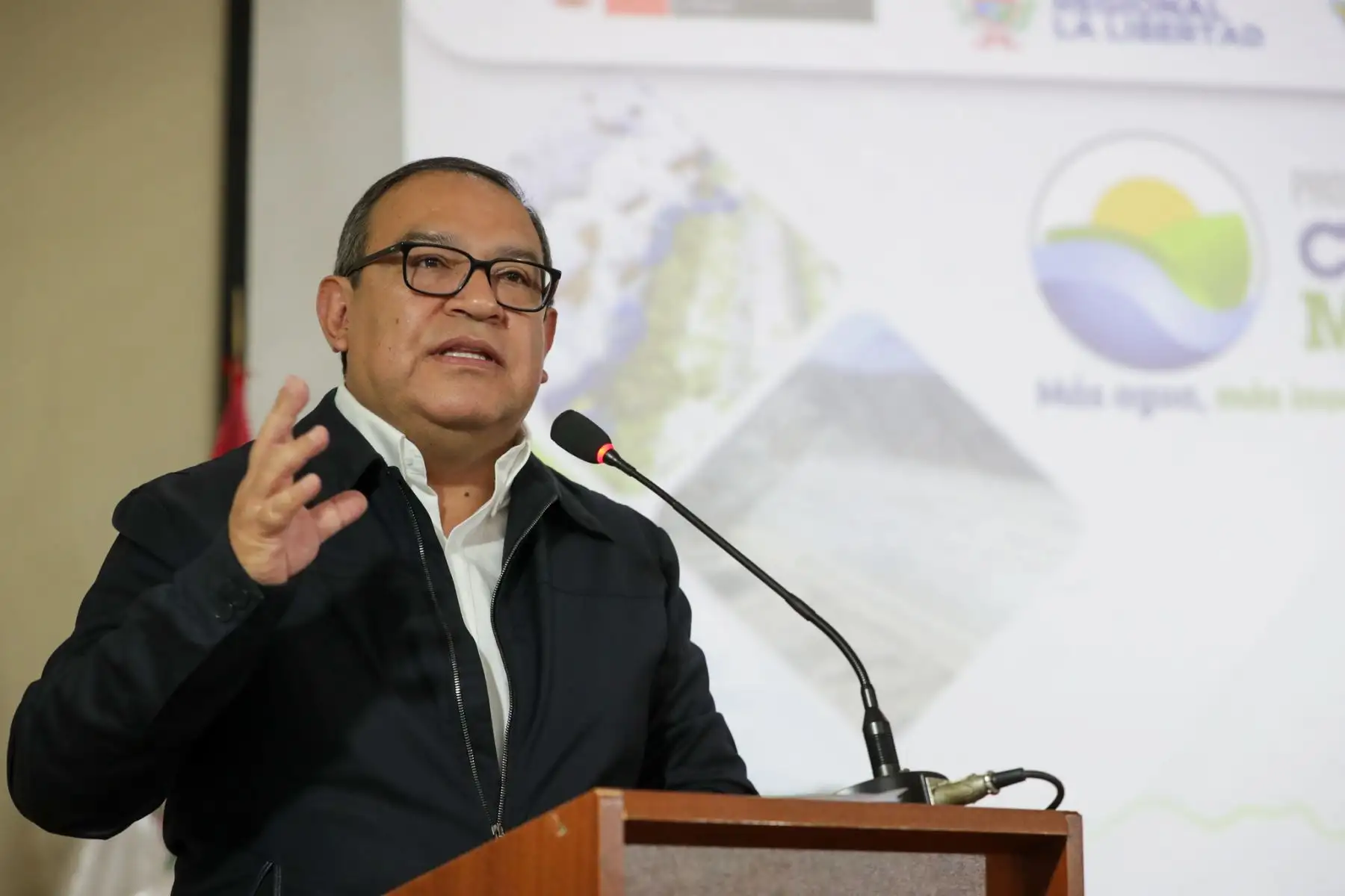 El presidente del Consejo de Ministros, Alberto Otárola Peñaranda, reafirmó el compromiso del Gobierno nacional con el desarrollo de la región La Libertad, tras la firma de la adenda N.° 004-2023 para el destrabe del Proyecto Especial Chavimochic III Etapa, que permitirá la ejecución del canal madre de esta gran obra que beneficiará a miles de peruanos.
Foto: ANDINA/PCM