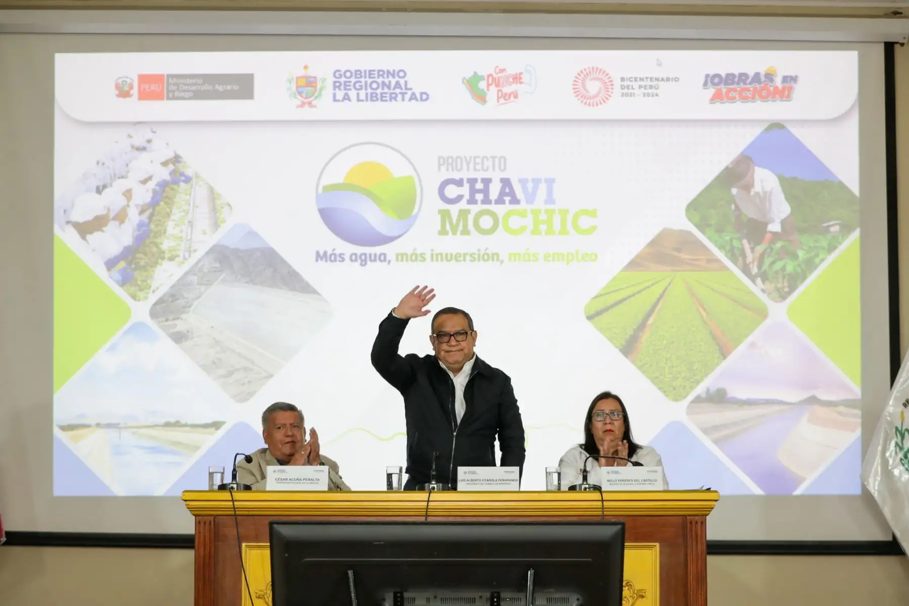 El convenio fue firmado por la ministra de Desarrollo Agrario y Riego, Nelly Paredes del Castillo, y el gobernador regional de La Libertad, César Acuña Peralta. La ceremonia contó con la asistencia de los congresistas Nilza Chacón Trujillo, Víctor Flores Ruíz y Enrique Alva Rojas; los alcaldes provinciales de Ascope, María del Rosario Cortijo, y de Virú, Santos Mendoza Torres, y las autoridades distritales de Chicama, Edilberto Bada Castillo, y de Moche, Robert Chávez Olivos. 
Foto: ANDINA/PCM
