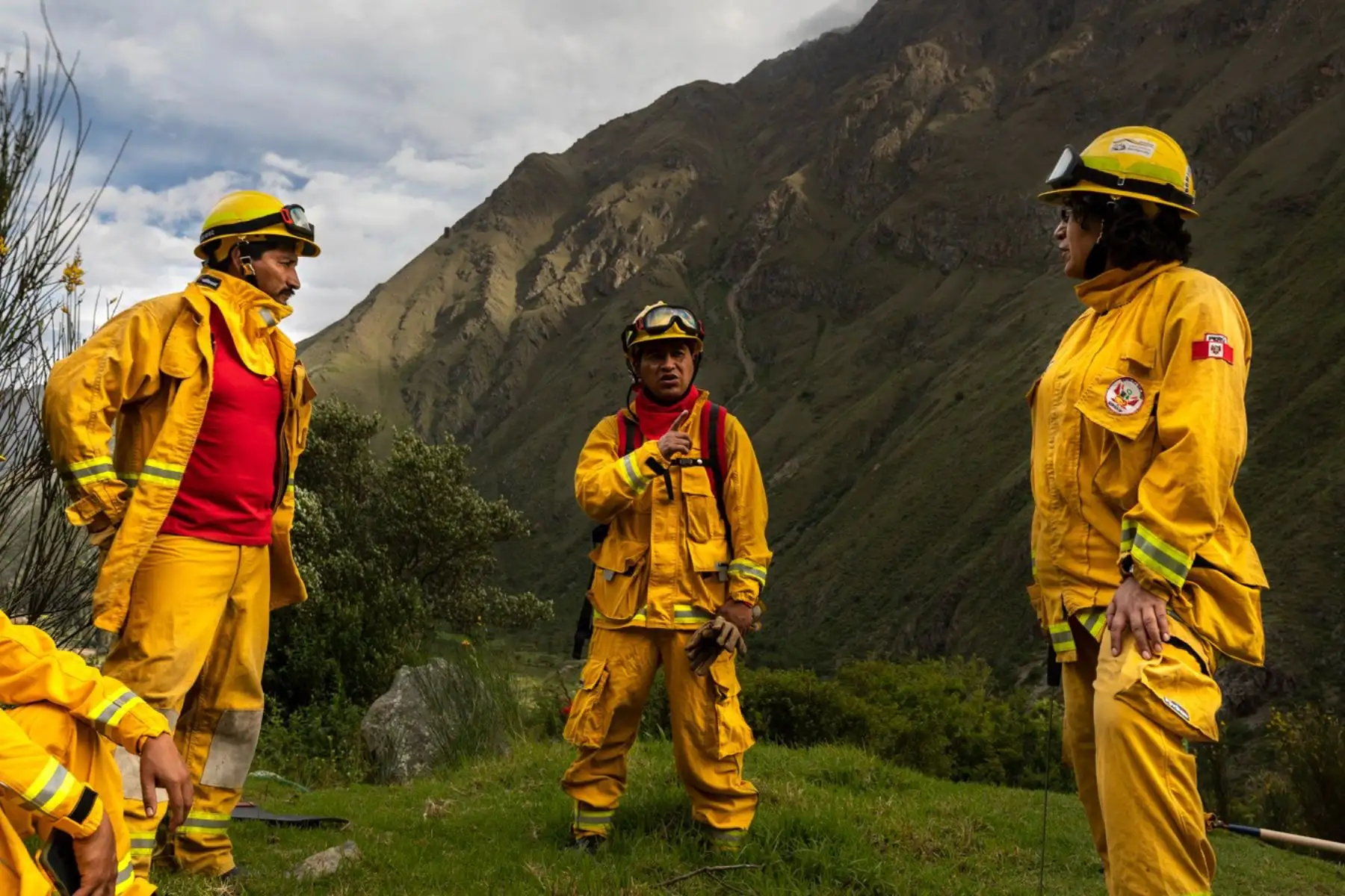 Jessica Morón trabaja como especialista coordinadora del Santuario Histórico de Machu Picchu desde el 2003. Ella ingresó al equipo del Servicio Nacional de Áreas Protegidas (Sernanp) de esa región para apoyar en la geolocalización de los incendios y el manejo de residuos sólidos. Entonces, las entidades públicas recién comenzaban a darse cuenta de la importancia de cuidar el ambiente y la naturaleza. Por eso al año siguiente le comunicaron que se encargaría de la atención de incendios.
Foto: ANDINA/Sernanp