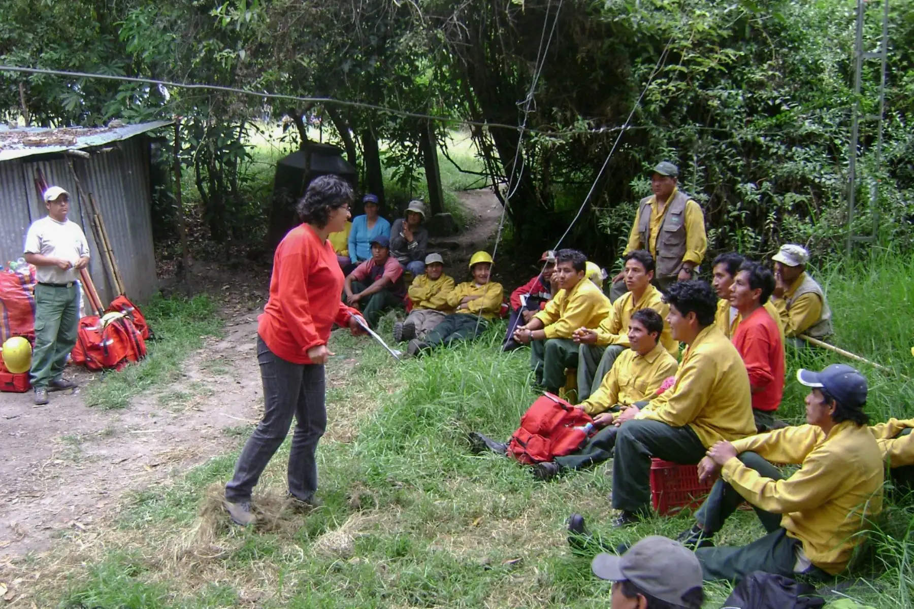 Actualmente, en esta época del año y con el equipo que lidera desarrolla actividades de prevención dirigidas a las familias agricultoras, autoridades y población en general para que sepan cómo gestionar el fuego, los puedan orientar en la ubicación de rutas de escape y confíen en ellos que solo están allí para protegerlos, pero sobre todo para conservar las áreas repletas de fauna y flora original como de acervo arqueológico y cultural del santuario.
Foto: ANDINA/Sernanp