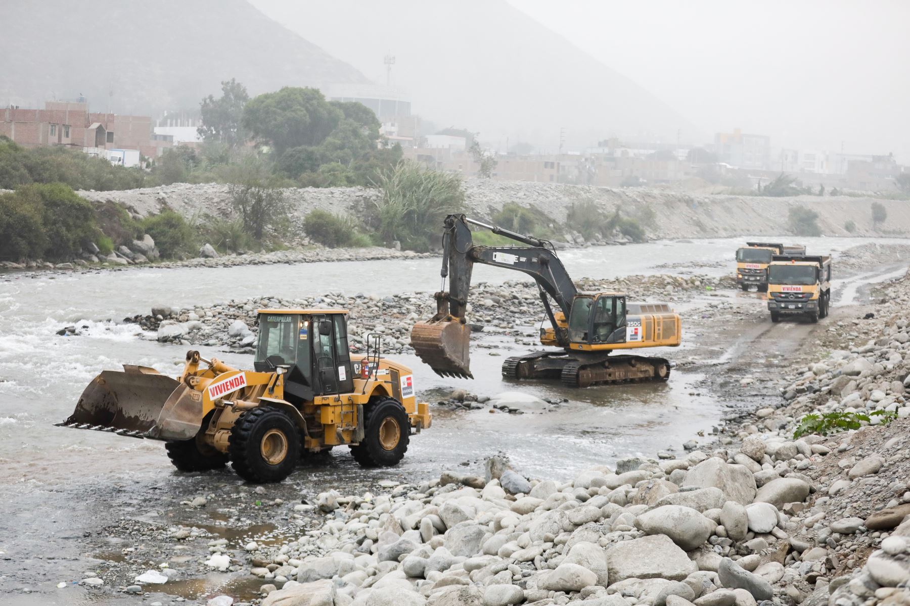 Descolmatación del cauce del río Rímac en el distrito de Ate, en Lima Este. Foto: MVCS/Difusión