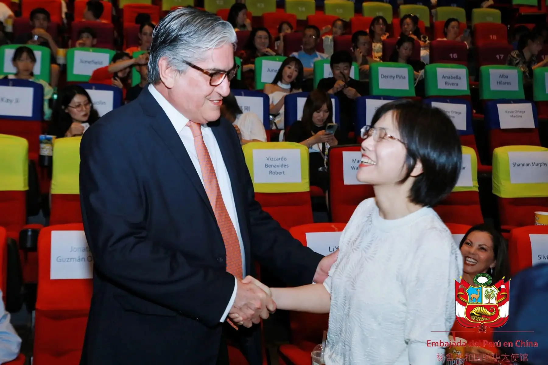 El evento se desarrolló en la cadena de cines MEGABOX del mall Taikoo Li de Pekín, uno de los más prestigiosos y concurridos de la capital china. Asimismo, contó con la presencia de representantes de numerosas empresas chinas vinculadas a la industria del turismo, de agencias y oficinas gubernamentales también relacionadas a dicho sector y medios de prensa locales.
Foto: Embajada de Perú en China