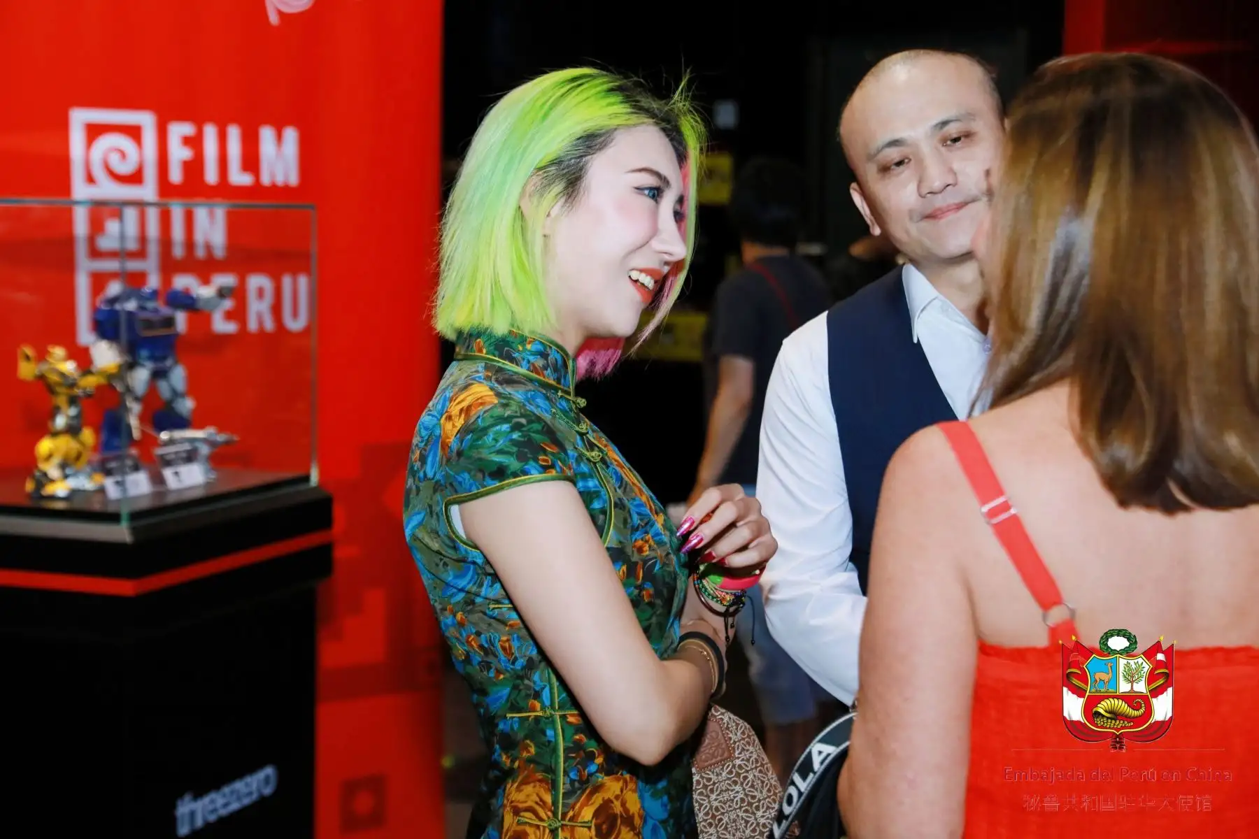 El evento se desarrolló en la cadena de cines MEGABOX del mall Taikoo Li de Pekín, uno de los más prestigiosos y concurridos de la capital china. Asimismo, contó con la presencia de representantes de numerosas empresas chinas vinculadas a la industria del turismo, de agencias y oficinas gubernamentales también relacionadas a dicho sector y medios de prensa locales.
Foto: Embajada de Perú en China