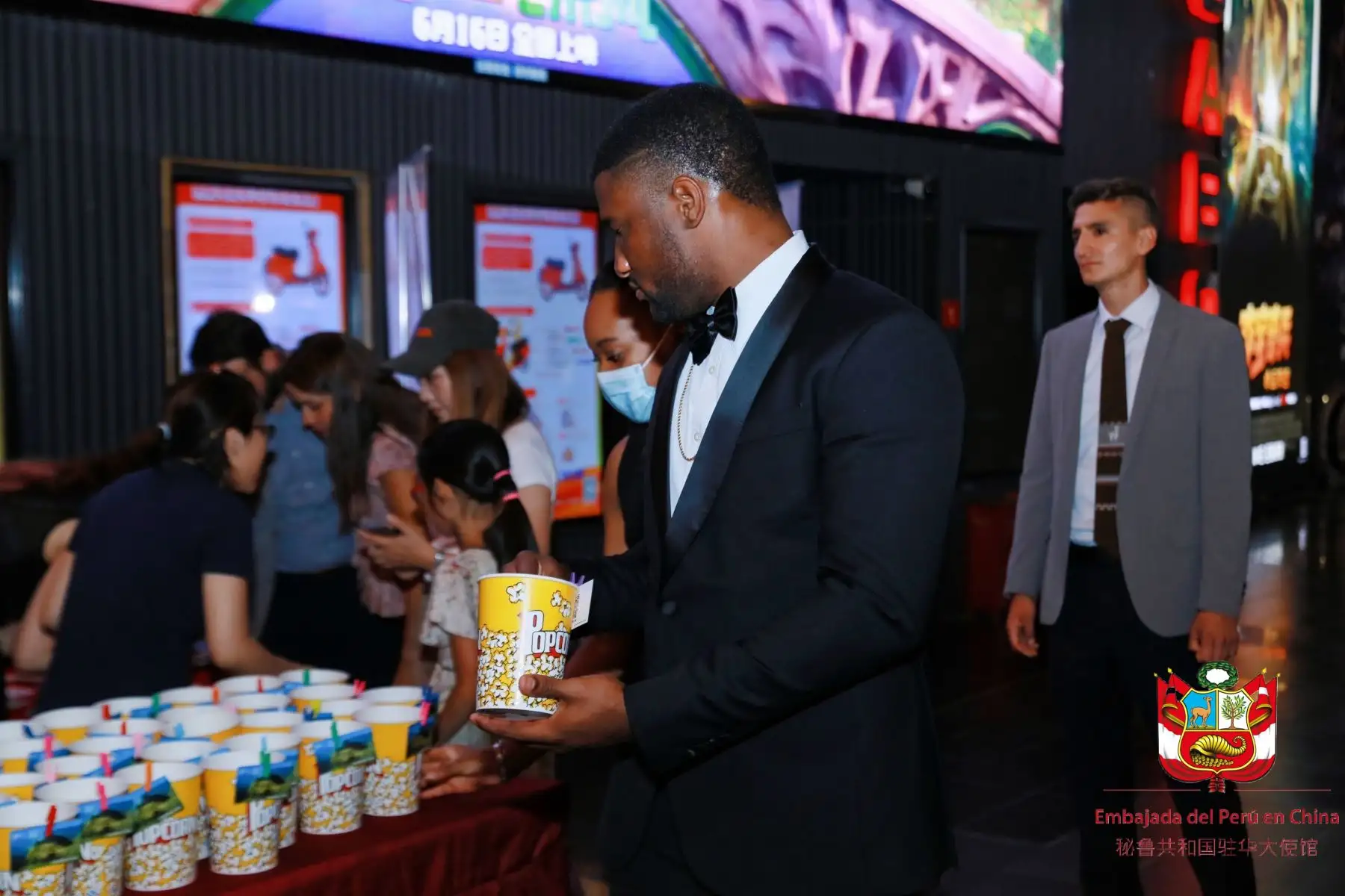 El evento se desarrolló en la cadena de cines MEGABOX del mall Taikoo Li de Pekín, uno de los más prestigiosos y concurridos de la capital china. Asimismo, contó con la presencia de representantes de numerosas empresas chinas vinculadas a la industria del turismo, de agencias y oficinas gubernamentales también relacionadas a dicho sector y medios de prensa locales.
Foto: Embajada de Perú en China