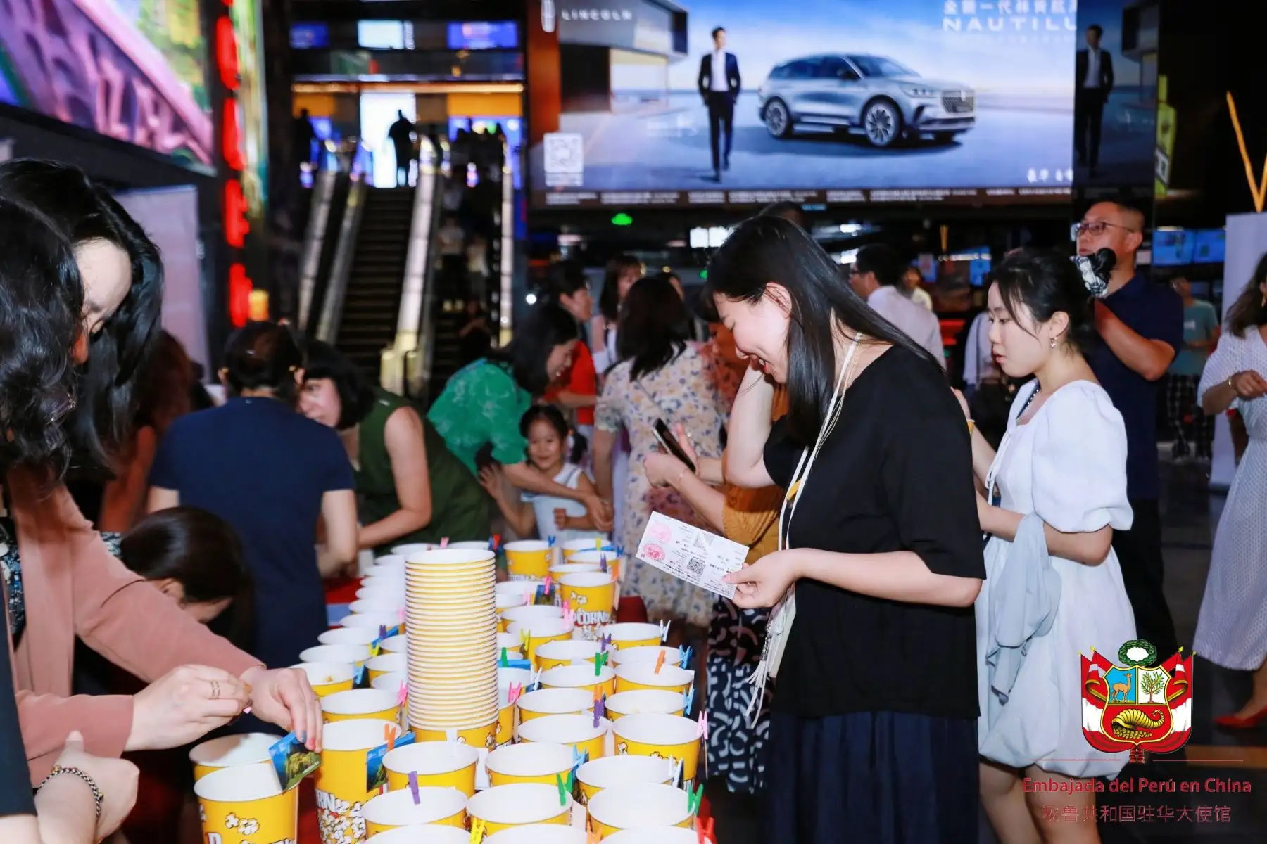 El evento se desarrolló en la cadena de cines MEGABOX del mall Taikoo Li de Pekín, uno de los más prestigiosos y concurridos de la capital china. Asimismo, contó con la presencia de representantes de numerosas empresas chinas vinculadas a la industria del turismo, de agencias y oficinas gubernamentales también relacionadas a dicho sector y medios de prensa locales.
Foto: Embajada de Perú en China