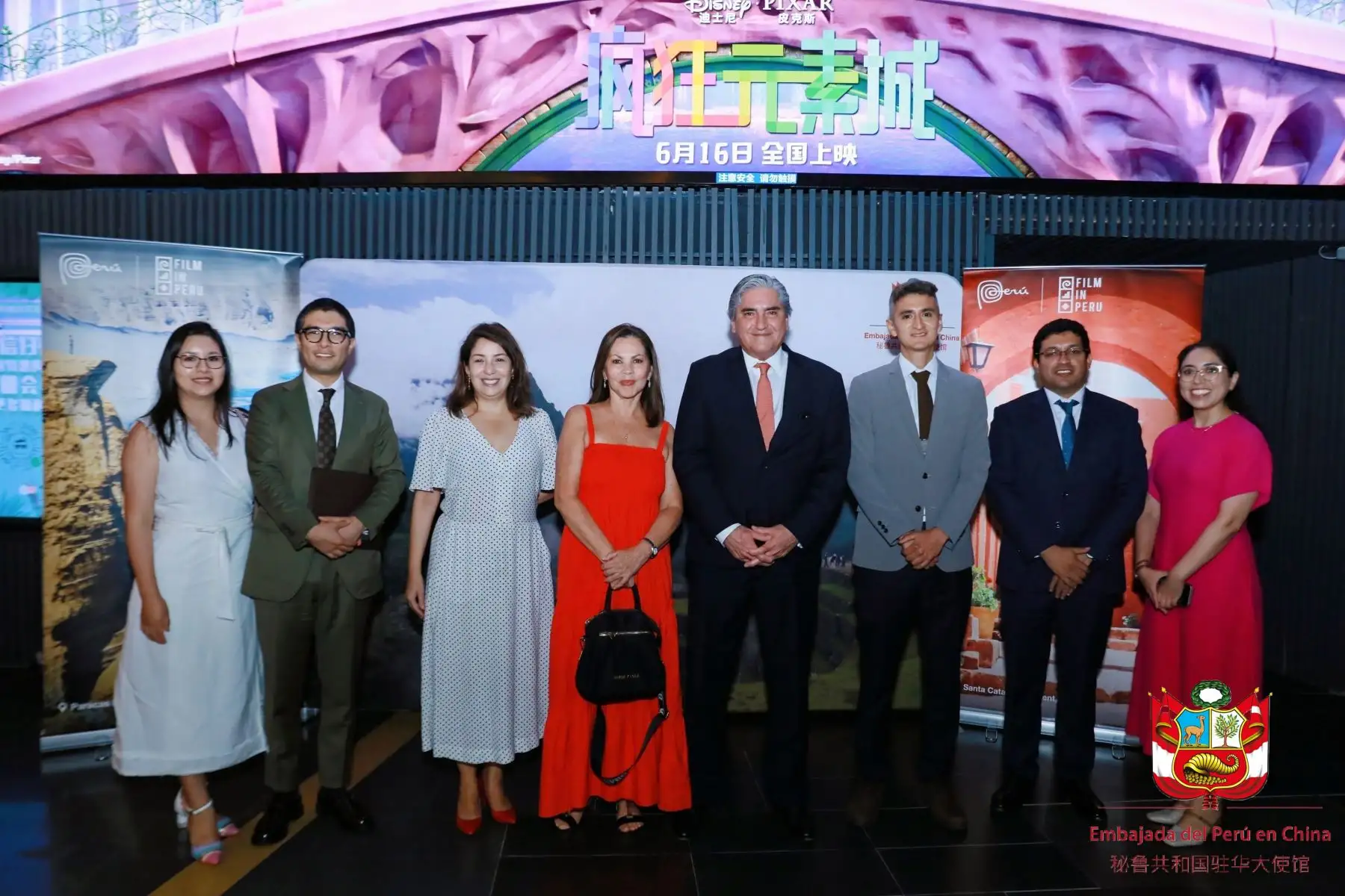 Durante sus palabras de bienvenida, el Embajador del Perú en China, Marco Balarezo, resaltó la belleza indiscutible de los paisajes naturales e históricos de nuestro país. 
Foto: Embajada de Perú en China