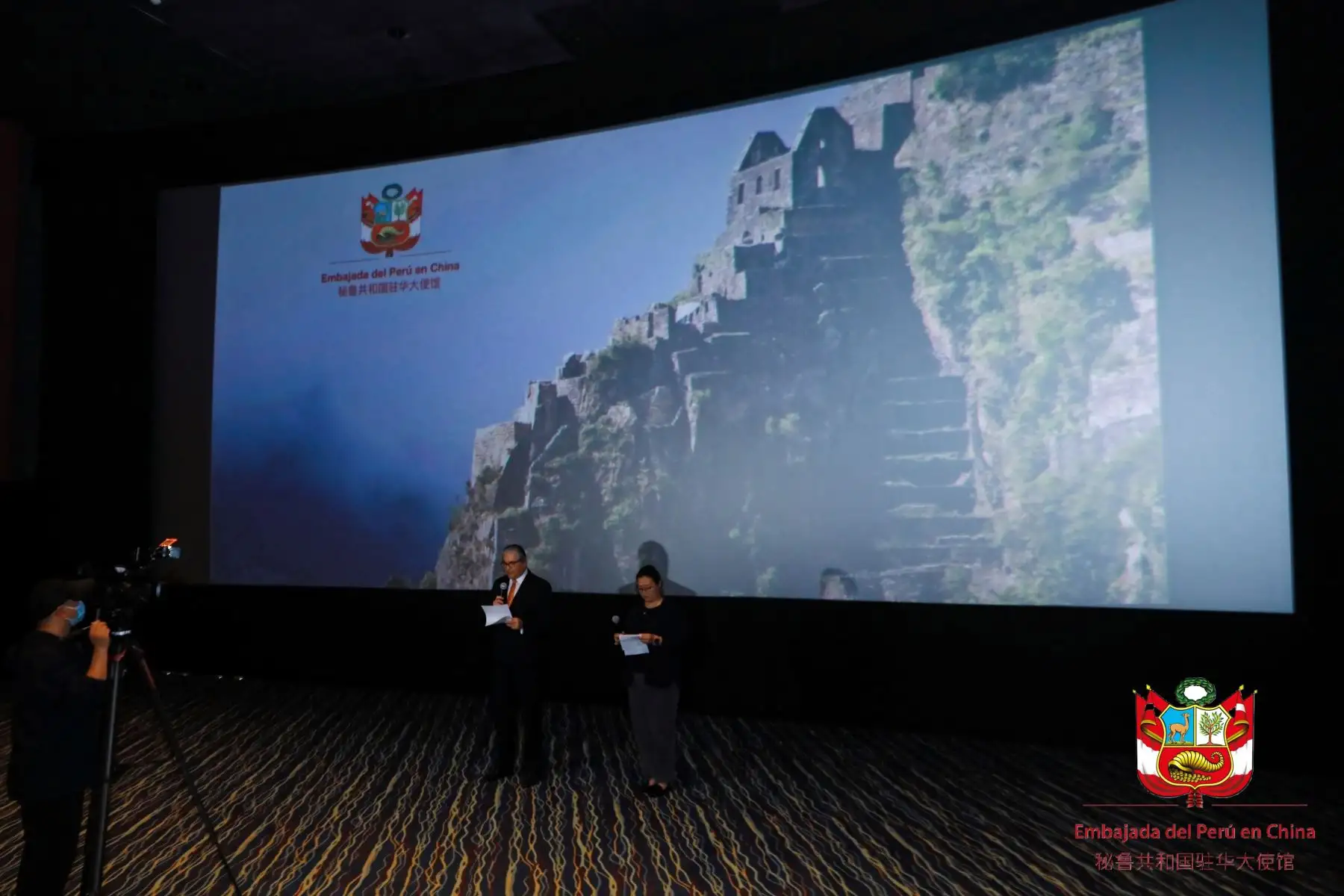 Durante sus palabras de bienvenida, el Embajador del Perú en China, Marco Balarezo, resaltó la belleza indiscutible de los paisajes naturales e históricos de nuestro país. 
Foto: Embajada de Perú en China