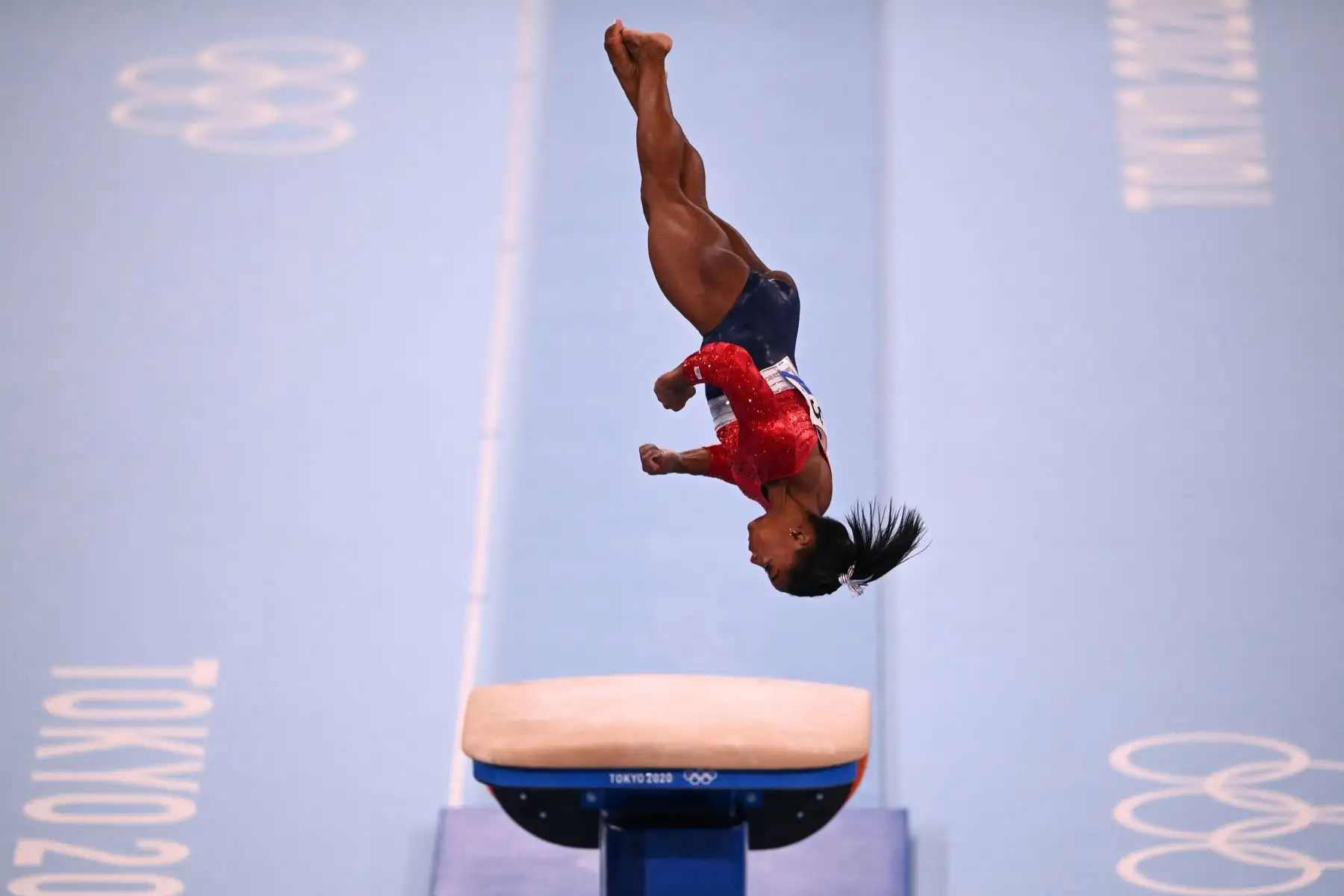 La estadounidense Simone Biles compite en el evento de bóveda de la final del equipo femenino de gimnasia artística durante los Juegos Olímpicos de Tokio 2020 en el Centro de Gimnasia Ariake en Tokio el 27 de julio de 2021. 
Foto: AFP