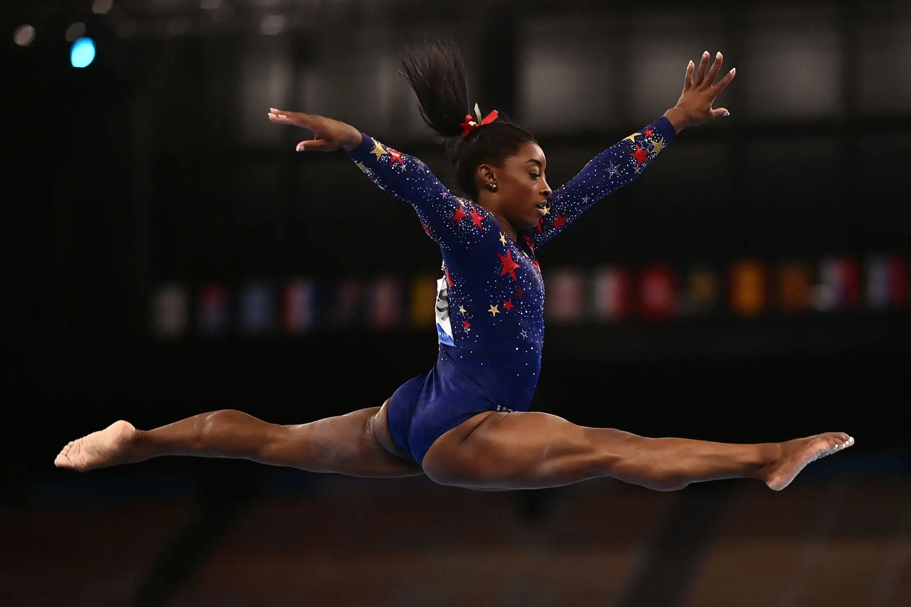 La estadounidense Simone Biles compite en el evento de barra de equilibrio de gimnasia artística de la calificación femenina durante los Juegos Olímpicos de Tokio 2020 en el Centro de Gimnasia Ariake en Tokio el 25 de julio de 2021.
Foto : AFP
