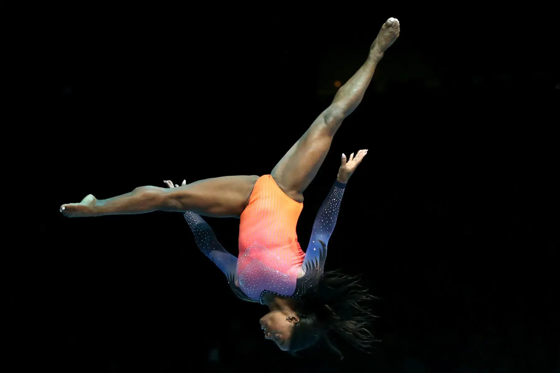 Simone Biles actúa durante la gira Gold Over America Tour en el Staples Center el 25 de septiembre de 2021 en Los Ángeles, California. 
Foto: AFP