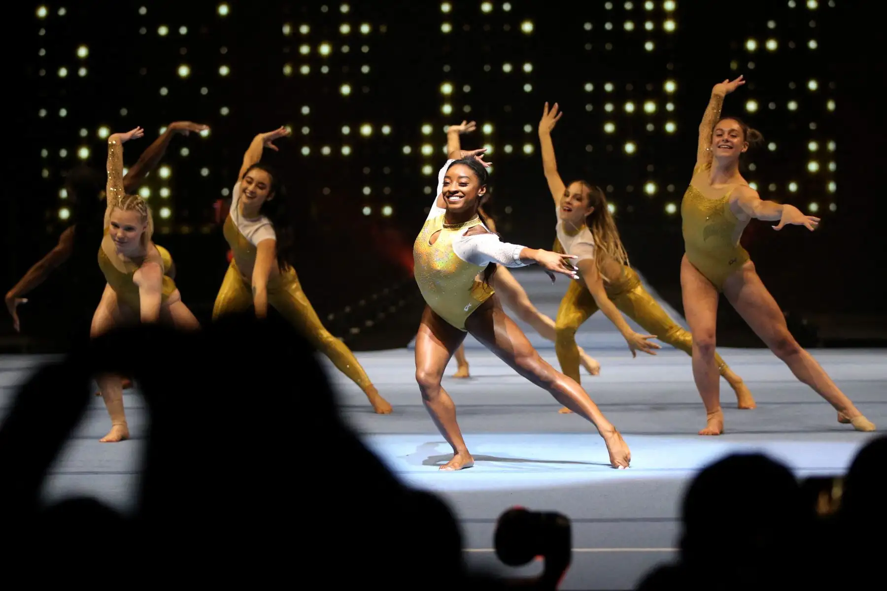Simone Biles se presenta durante la gira Gold Over America Tour en el Staples Center el 25 de septiembre de 2021 en Los Ángeles, California.
Foto: AFP