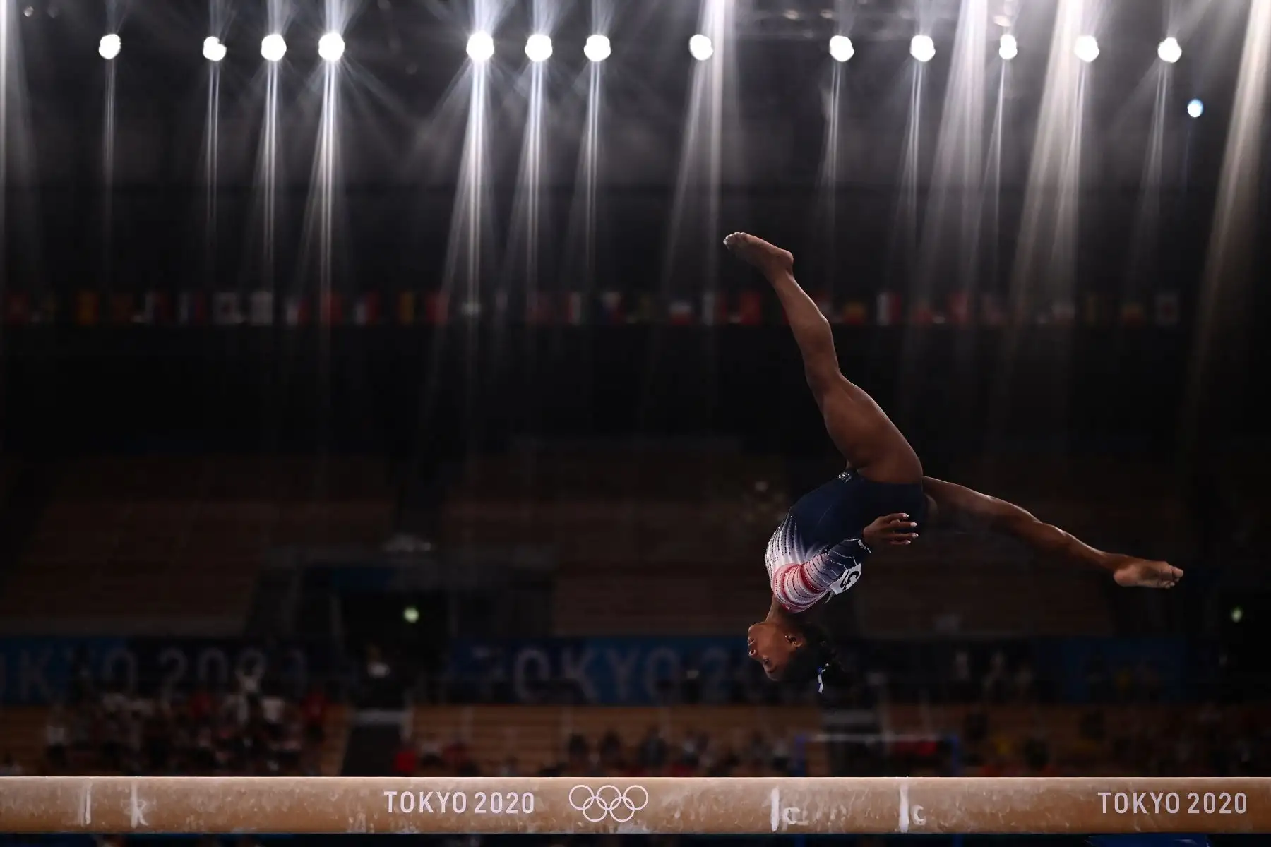 La estadounidense Simone Biles compite durante la final de la barra de equilibrio femenina de gimnasia artística de los Juegos Olímpicos de Tokio 2020 en el Ariake Gymnastics Center en Tokio el 3 de agosto de 2021.
Foto: AFP