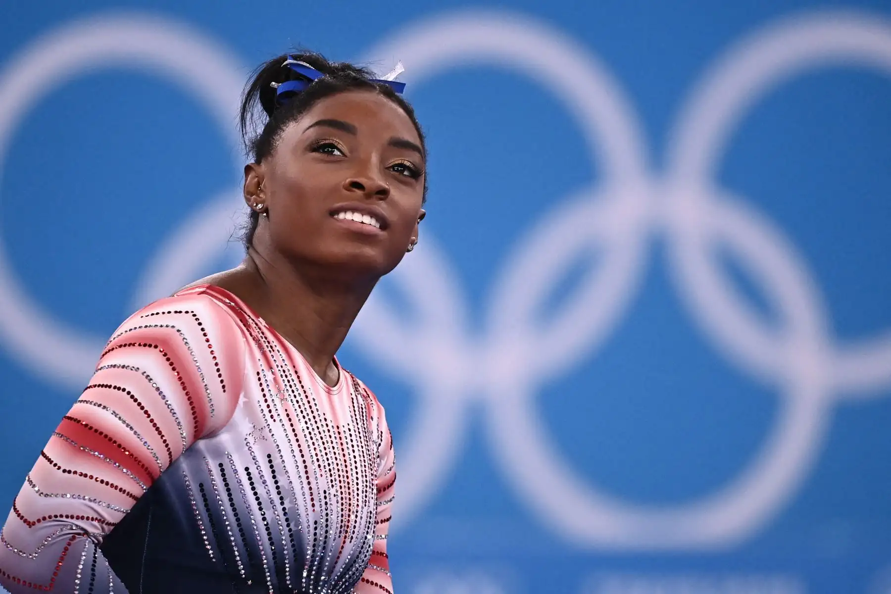 Simone Biles espera antes de la final de la barra de equilibrio femenina de gimnasia artística de los Juegos Olímpicos de Tokio 2020 en el Ariake Gymnastics Center en Tokio el 3 de agosto de 2021.
Foto: AFP