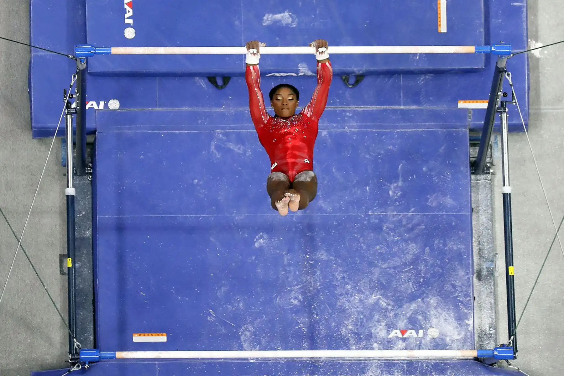 Simone Biles compite en las barras asimétricas durante las Pruebas Olímpicas de EE. UU. de 2021 en el America