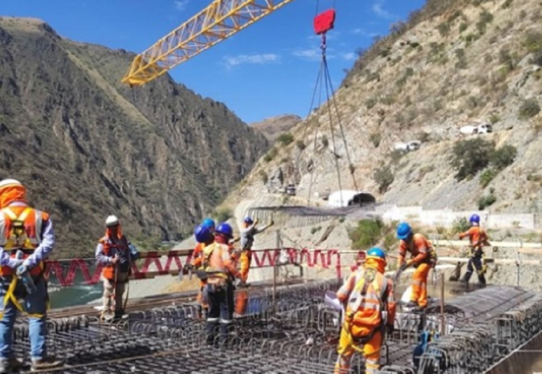 El Ministerio de Transportes y Comunicaciones, a través de su unidad ejecutora Provías Descentralizado, realiza el monitoreo de la construcción puente Kutuctay, que unirá a las regiones de Cusco y Apurímac, y que a la fecha presenta el 40% de avance de ejecución.