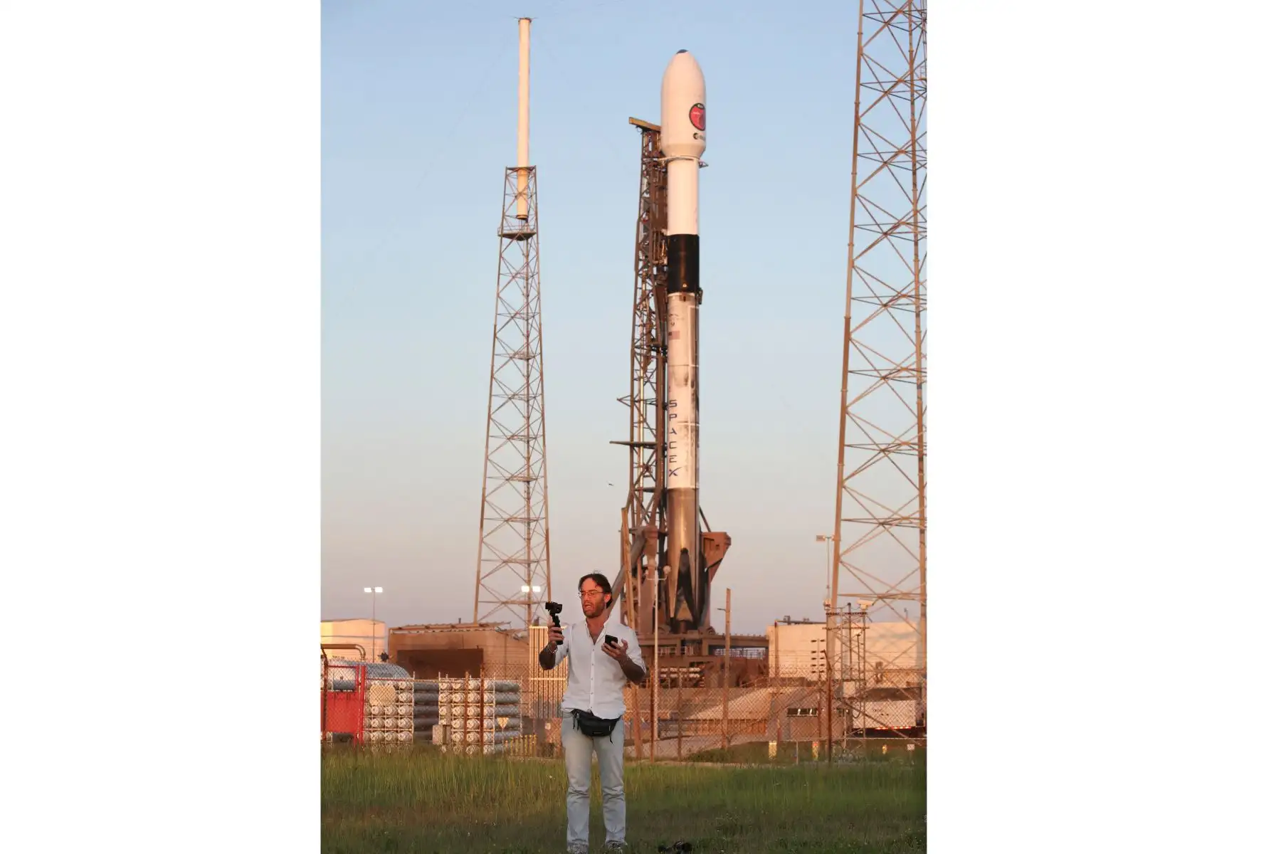 El periodista colocó cámaras y grabó noticieros mientras un cohete SpaceX Falcon 9 se asienta en la plataforma de lanzamiento 40, el 1 de julio de 2023, antes del lanzamiento con la nave espacial Euclid desde el Centro Espacial Kennedy de la NASA en Cabo Cañaveral, Florida.
Foto: AFP