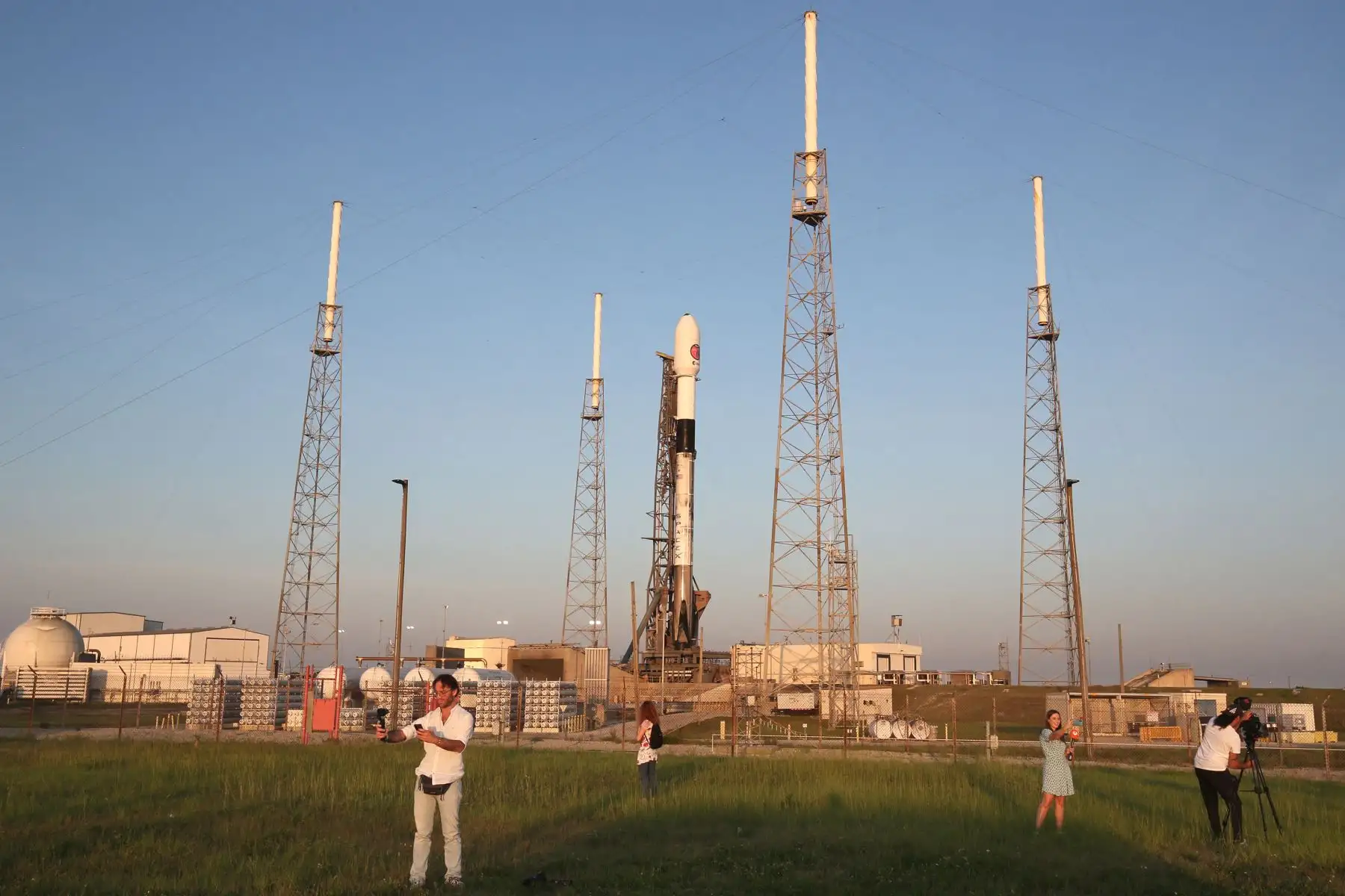 El periodista colocó cámaras y grabó noticieros mientras un cohete SpaceX Falcon 9 se asienta en la plataforma de lanzamiento 40, el 1 de julio de 2023, antes del lanzamiento con la nave espacial Euclid desde el Centro Espacial Kennedy de la NASA en Cabo Cañaveral, Florida.
Foto: AFP