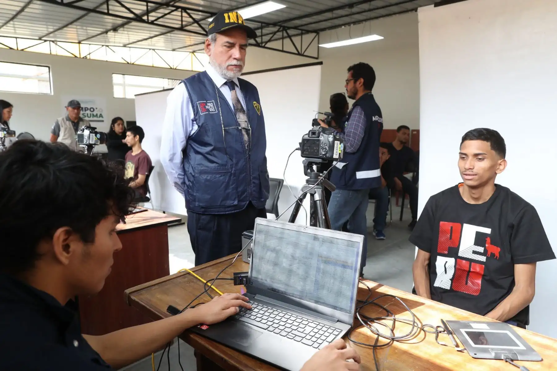 Con la finalidad de regularizar su identificación hasta que se haga efectiva su salida del territorio peruano contribuyendo de esta manera a la seguridad ciudadana en el Perú, en el Establecimiento Penitenciario de Lurigancho se realizó el acto de enrolamiento de 272 internos extranjeros, a través de la alianza el Instituto Nacional Penitenciario (INPE) y la Superintendencia Nacional de Migraciones.
Foto: INPE