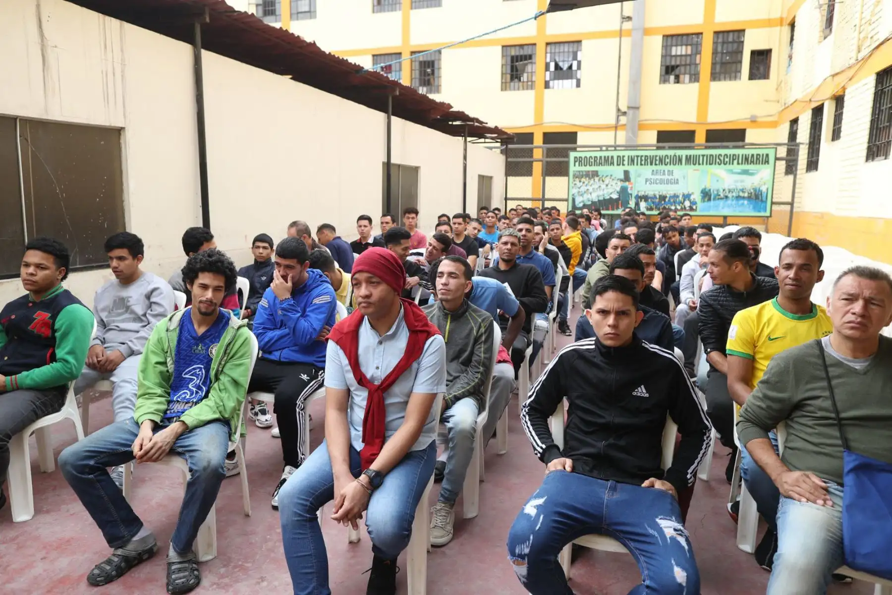 Con la finalidad de regularizar su identificación hasta que se haga efectiva su salida del territorio peruano contribuyendo de esta manera a la seguridad ciudadana en el Perú, en el Establecimiento Penitenciario de Lurigancho se realizó el acto de enrolamiento de 272 internos extranjeros, a través de la alianza el Instituto Nacional Penitenciario (INPE) y la Superintendencia Nacional de Migraciones.
Foto: INPE
