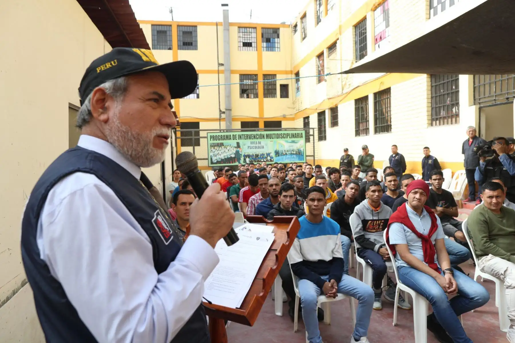 Con la finalidad de regularizar su identificación hasta que se haga efectiva su salida del territorio peruano contribuyendo de esta manera a la seguridad ciudadana en el Perú, en el Establecimiento Penitenciario de Lurigancho se realizó el acto de enrolamiento de 272 internos extranjeros, a través de la alianza el Instituto Nacional Penitenciario (INPE) y la Superintendencia Nacional de Migraciones.
Foto: INPE