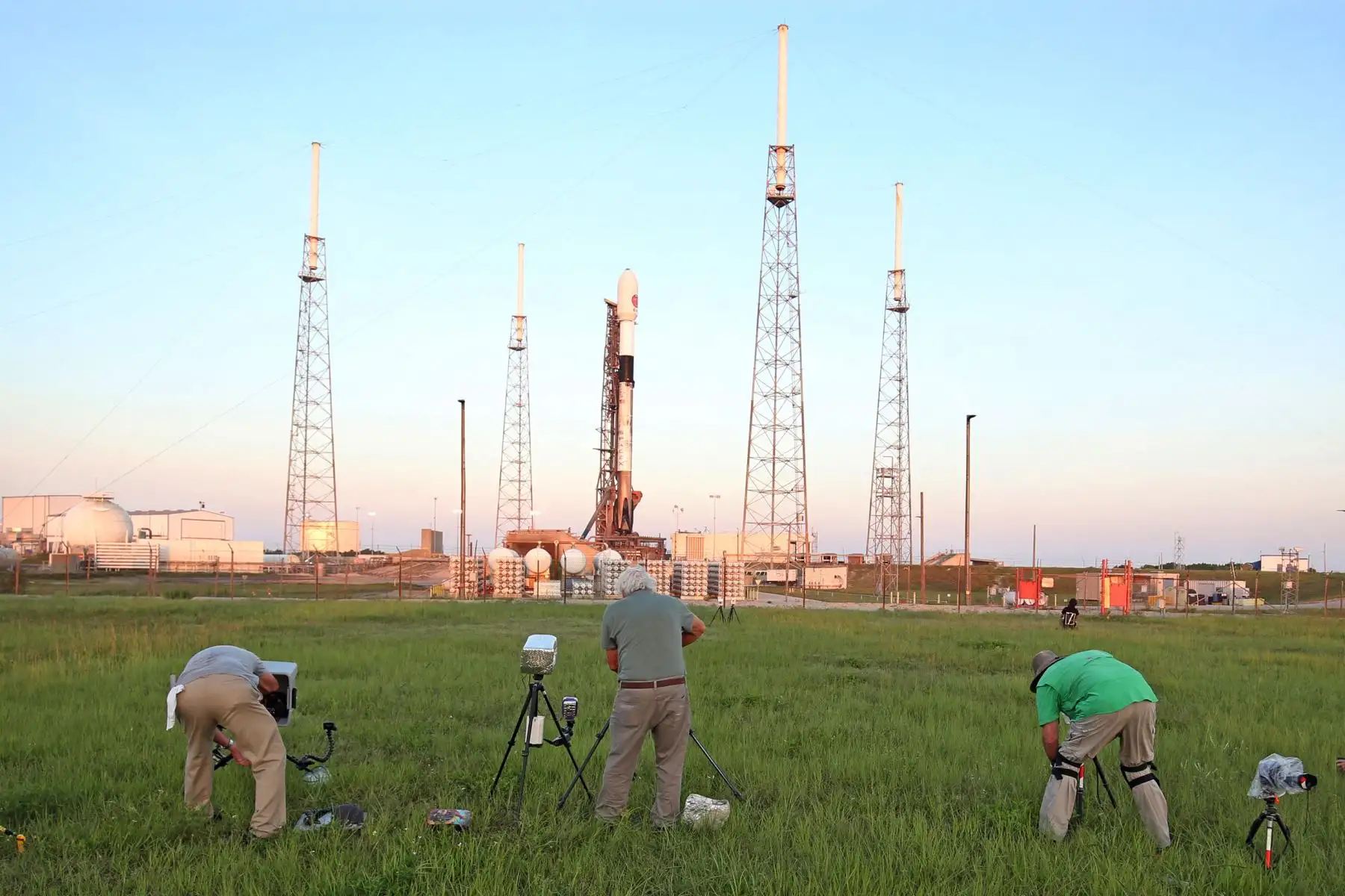 El periodista colocó cámaras y grabó noticieros mientras un cohete SpaceX Falcon 9 se asienta en la plataforma de lanzamiento 40, el 1 de julio de 2023, antes del lanzamiento con la nave espacial Euclid desde el Centro Espacial Kennedy de la NASA en Cabo Cañaveral, Florida.
Foto: AFP
Foto: AFP
