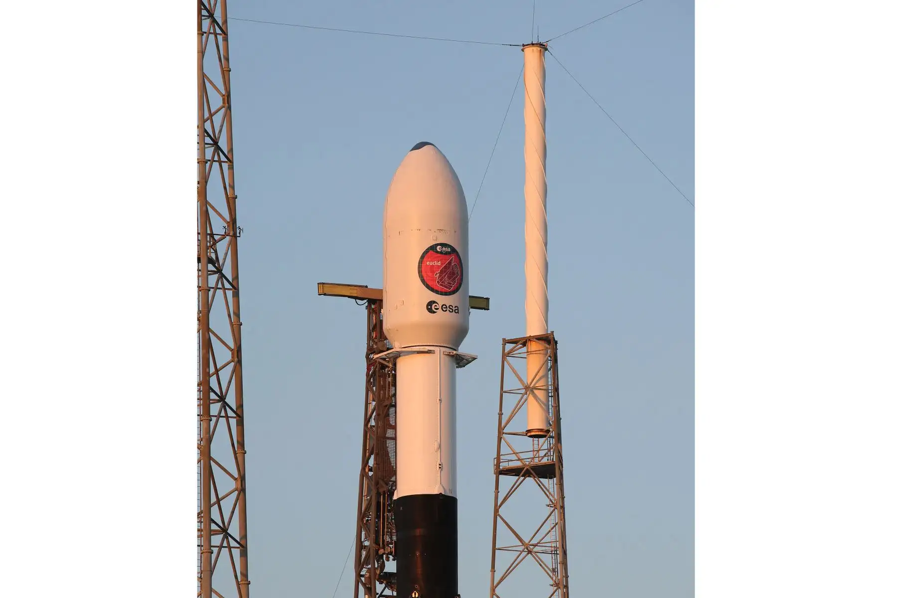 Un cohete SpaceX Falcon 9 se asienta en la plataforma de lanzamiento 40, el 1 de julio de 2023, antes del lanzamiento con la nave espacial Euclid desde el Centro Espacial Kennedy de la NASA en Cabo Cañaveral, Florida.
Foto: AFP