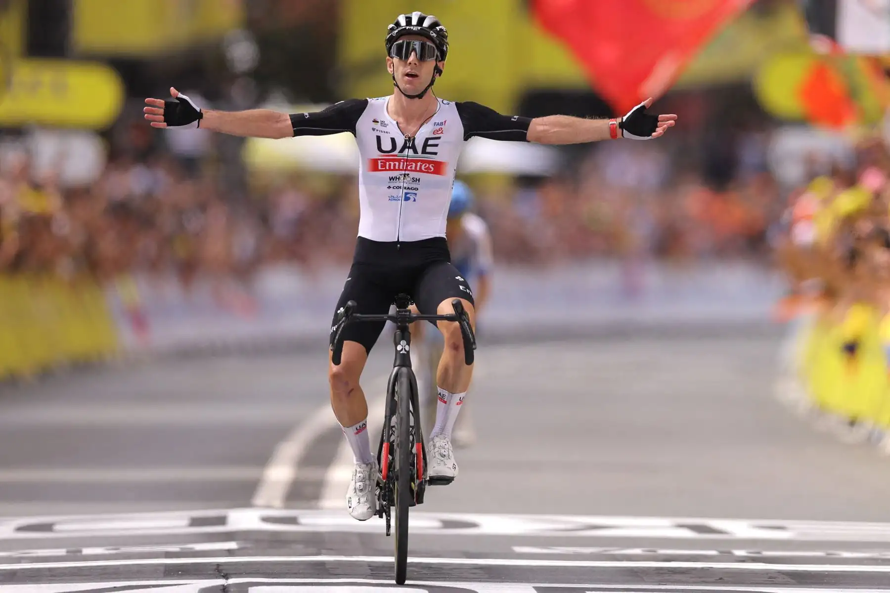 El ciclista británico del UAE Team Emirates, Adam Yates, llega a la línea de meta para ganar la primera etapa de la 110.ª edición de la carrera ciclista del Tour de Francia, 182 km con salida y llegada en Bilbao, en el norte de España.
Foto: AFP