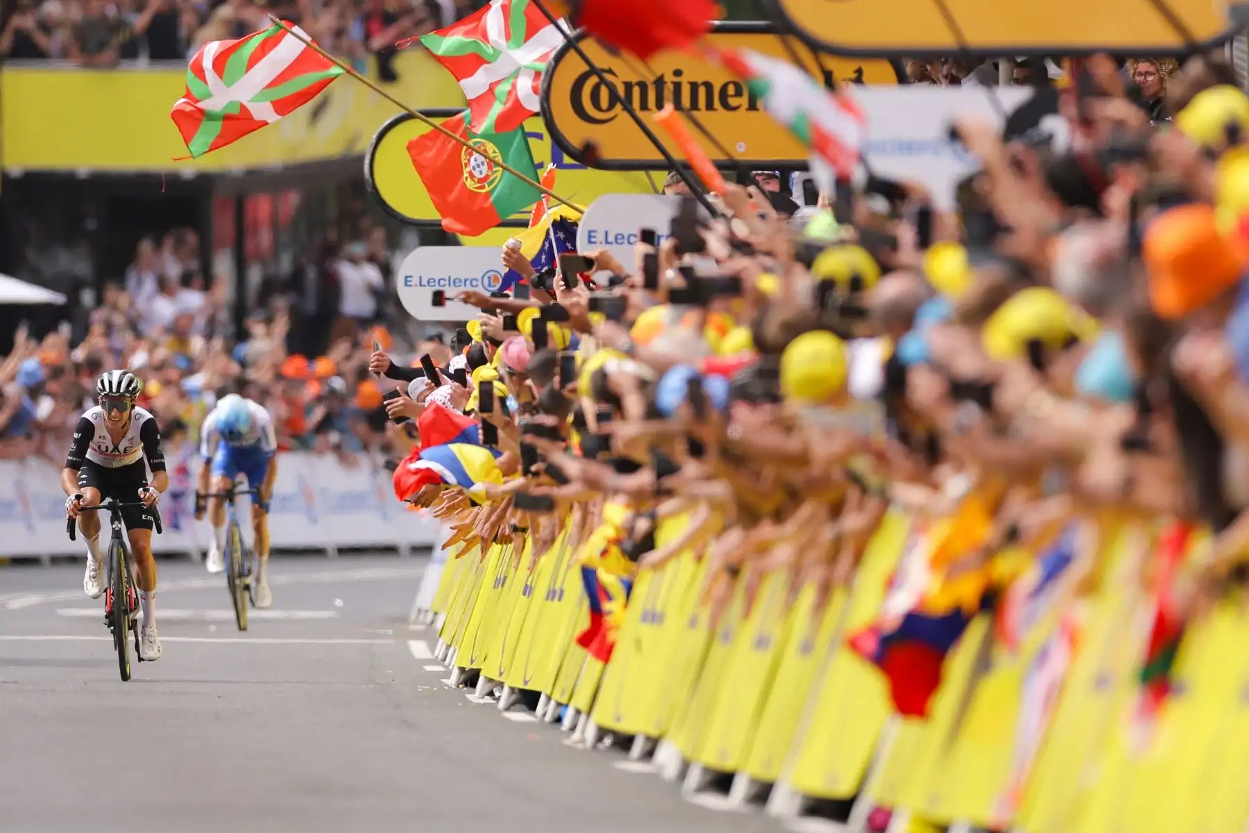 El ciclista británico del equipo de Emiratos Árabes Unidos, Adam Yates , llega en bicicleta a la línea de meta para ganar por delante de su hermano, el ciclista británico del equipo Jayco Alula, Simon Yates, que quedó en segundo lugar, durante la primera etapa de la 110.ª edición de la carrera ciclista del Tour de Francia, 182 km con salida y llegada en Bilbao, en el norte de España.
Foto: AFP