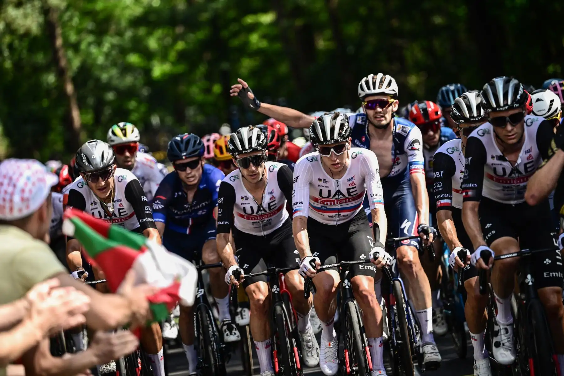 El ciclista esloveno del UAE Team Emirates, Tadej Pogacar , pedalea con el grupo de ciclistas durante la primera etapa de la 110.ª edición de la carrera ciclista del Tour de Francia, 182 km con salida y llegada en Bilbao, en el norte de España.
Foto: AFP