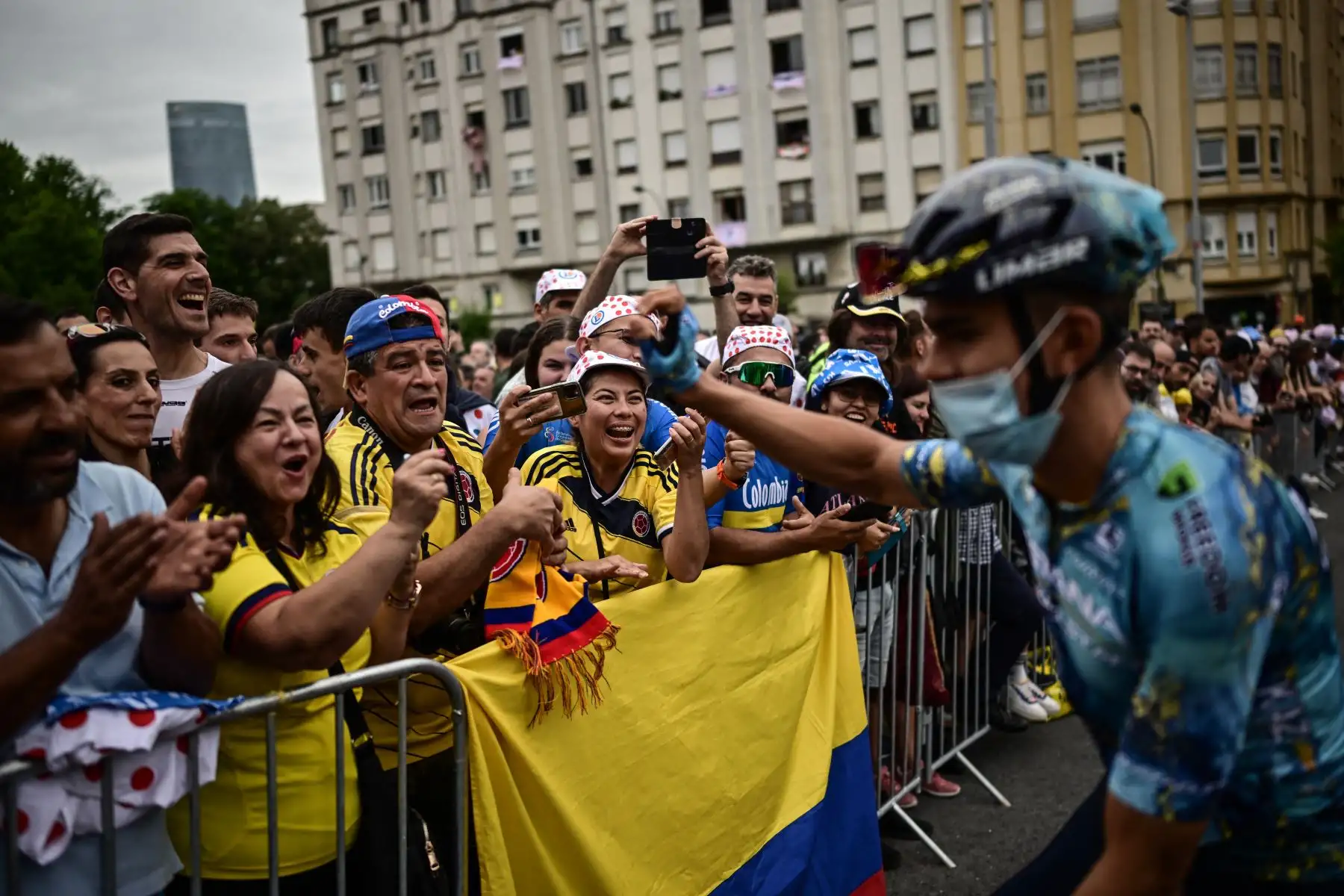 Los espectadores aplauden mientras un ciclista se dirige al área de inicio de la 1.ª etapa de la 110.ª edición de la carrera ciclista del Tour de Francia, 182 km con salida y llegada en Bilbao, en el norte de España, el 1 de julio de 2023.
Foto: AFP