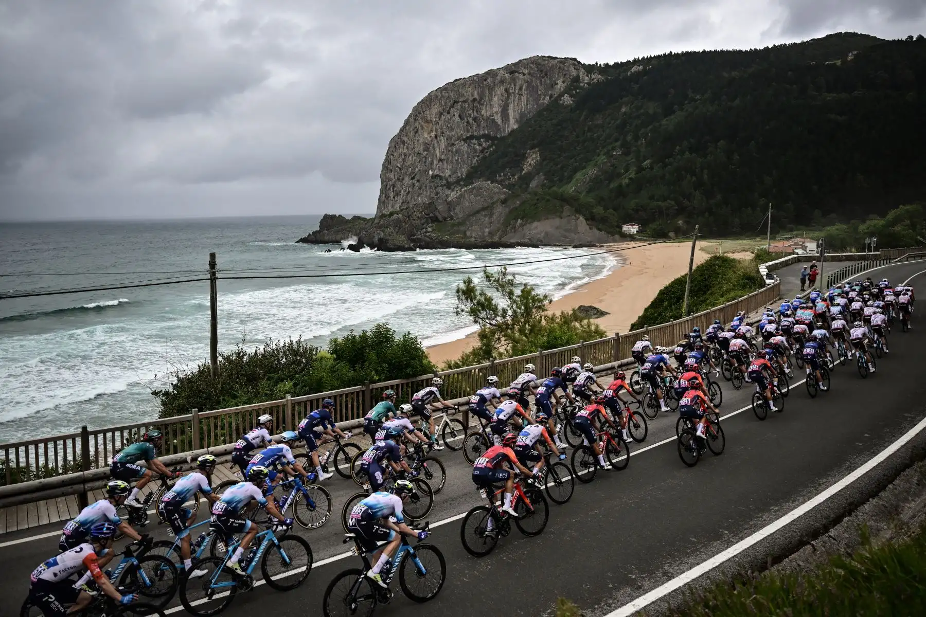 El grupo de ciclistas recorre la costa del Golfo de Vizcaya durante la primera etapa de la 110.ª edición de la carrera ciclista del Tour de Francia, 182 km con salida y llegada en Bilbao, en el norte de España.
Foto: AFP