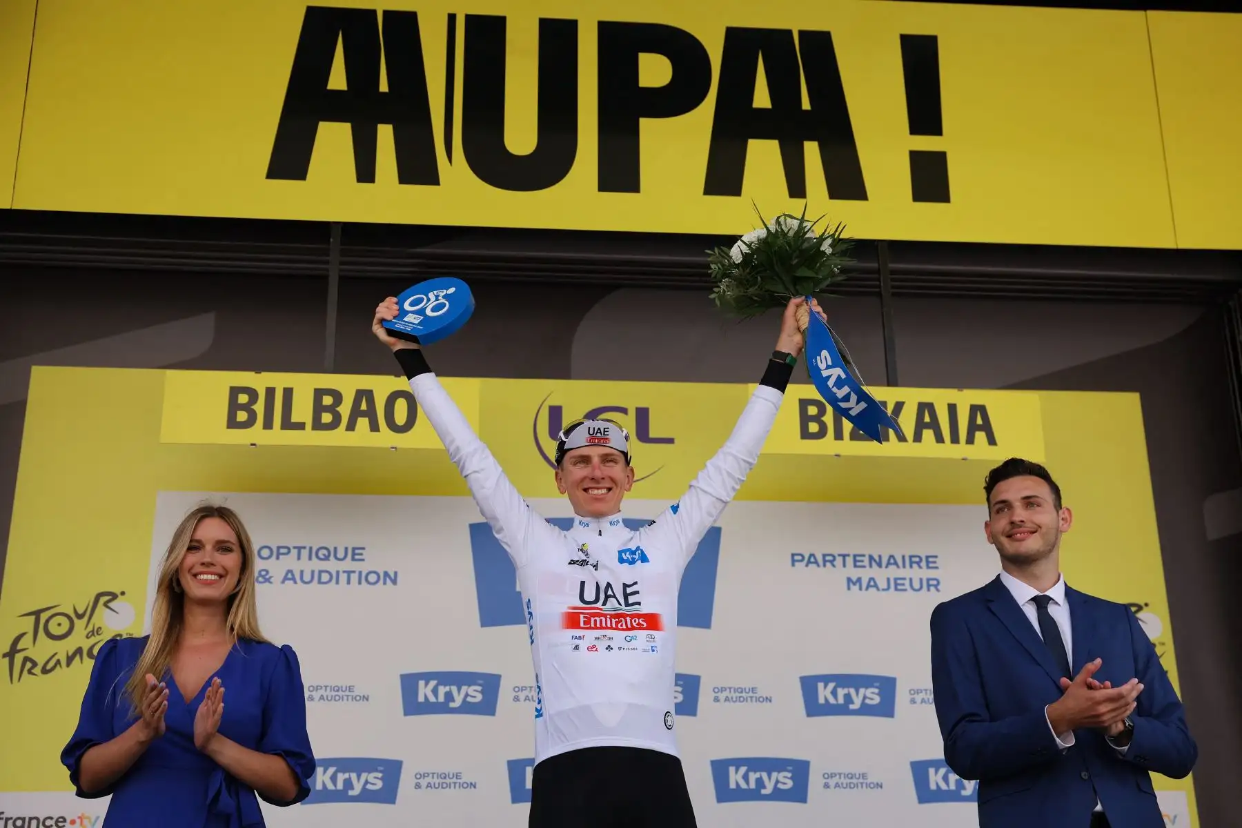 El ciclista esloveno del UAE Team Emirates, Tadej Pogacar, celebra en el podio con el maillot blanco de mejor ciclista joven después de la primera etapa de la 110.ª edición de la carrera ciclista del Tour de Francia, 182 km con salida y llegada en Bilbao, en el norte de España.
Foto: AFP