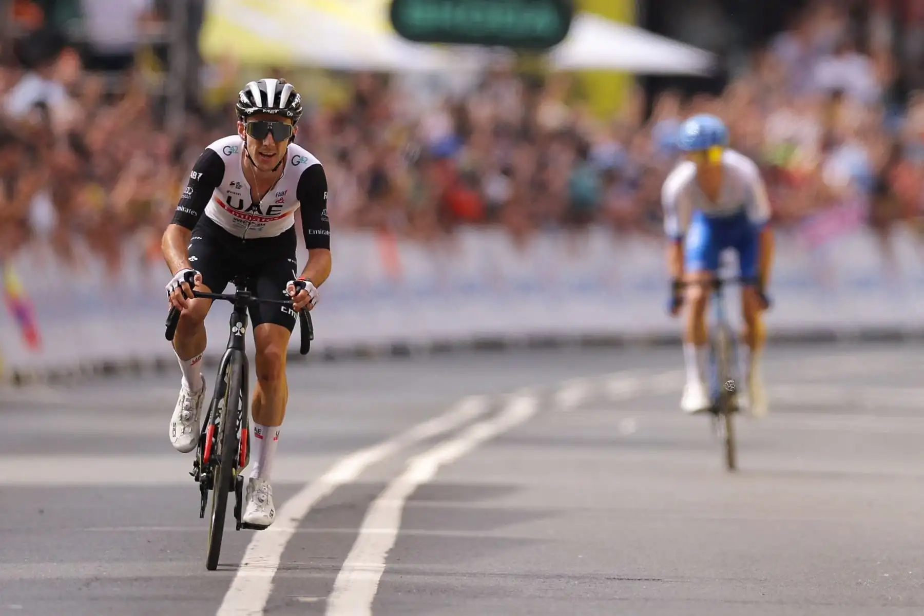 El ciclista británico del equipo de Emiratos Árabes Unidos, Adam Yates, llega en bicicleta a la línea de meta para ganar por delante de su hermano, el ciclista británico del equipo Jayco Alula, Simon Yates, que quedó en segundo lugar, durante la primera etapa de la 110.ª edición de la carrera ciclista del Tour de Francia, 182 km con salida y llegada en Bilbao, en el norte de España.
Foto: AFP