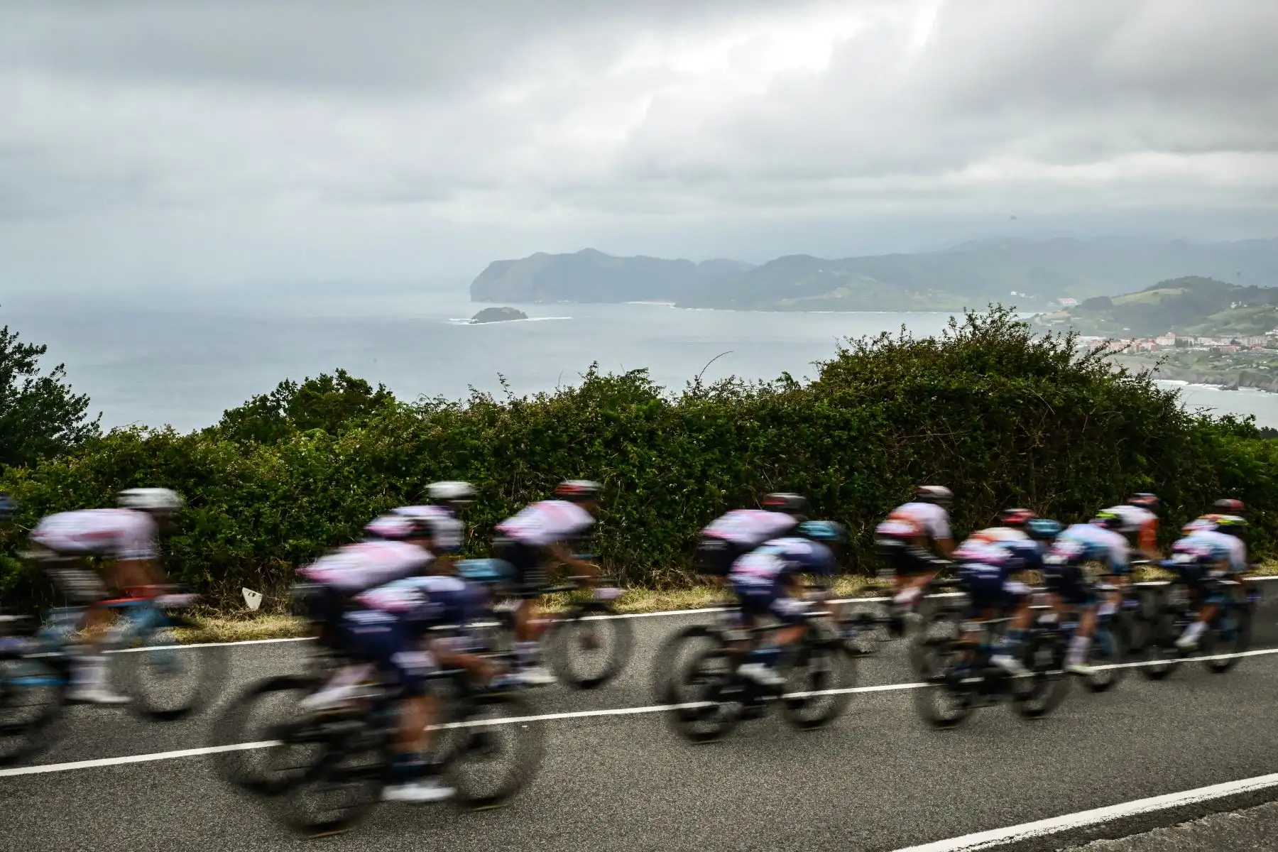 El grupo de ciclistas se refleja en un espejo mientras pedalean a lo largo de la costa del Golfo de Vizcaya, mientras las nubes de lluvia lejanas caen, durante la 1ª etapa de la 110ª edición del Tour de Francia, 182 km con salida y meta en Bilbao. en el norte de España.
Foto: AFP