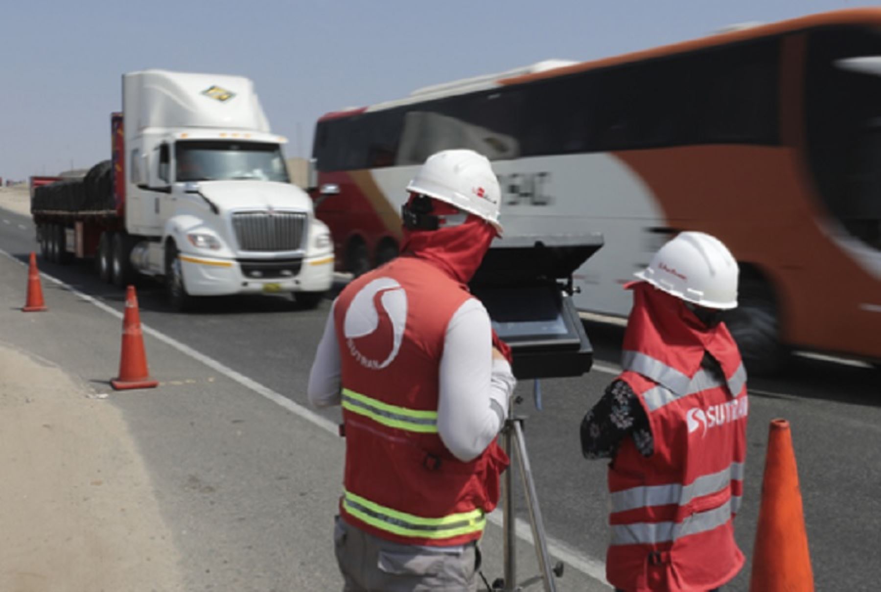 Los cinemómetros de la Sutran se ubican de manera estratégica en los tramos con mayor índice de siniestralidad; cuando un vehículo excede el límite máximo de velocidad permitido, el equipo capta la imagen del vehículo, su velocidad, fecha y lugar del exceso, posteriormente generar la papeleta de infracción al tránsito con el código de infracción M-20, cuya sanción oscila entre S/ 891 y S/ 2,475 y es notificada al propietario del vehículo.