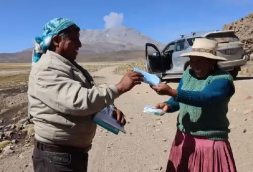 Pobladores del distrito de San Juan de Tarucani, en Arequipa que viven cerca al volcán Ubinas recibieron mascarillas, KN 95 y quirúrgicas, tras el reinicio del proceso eruptivo del macizo.