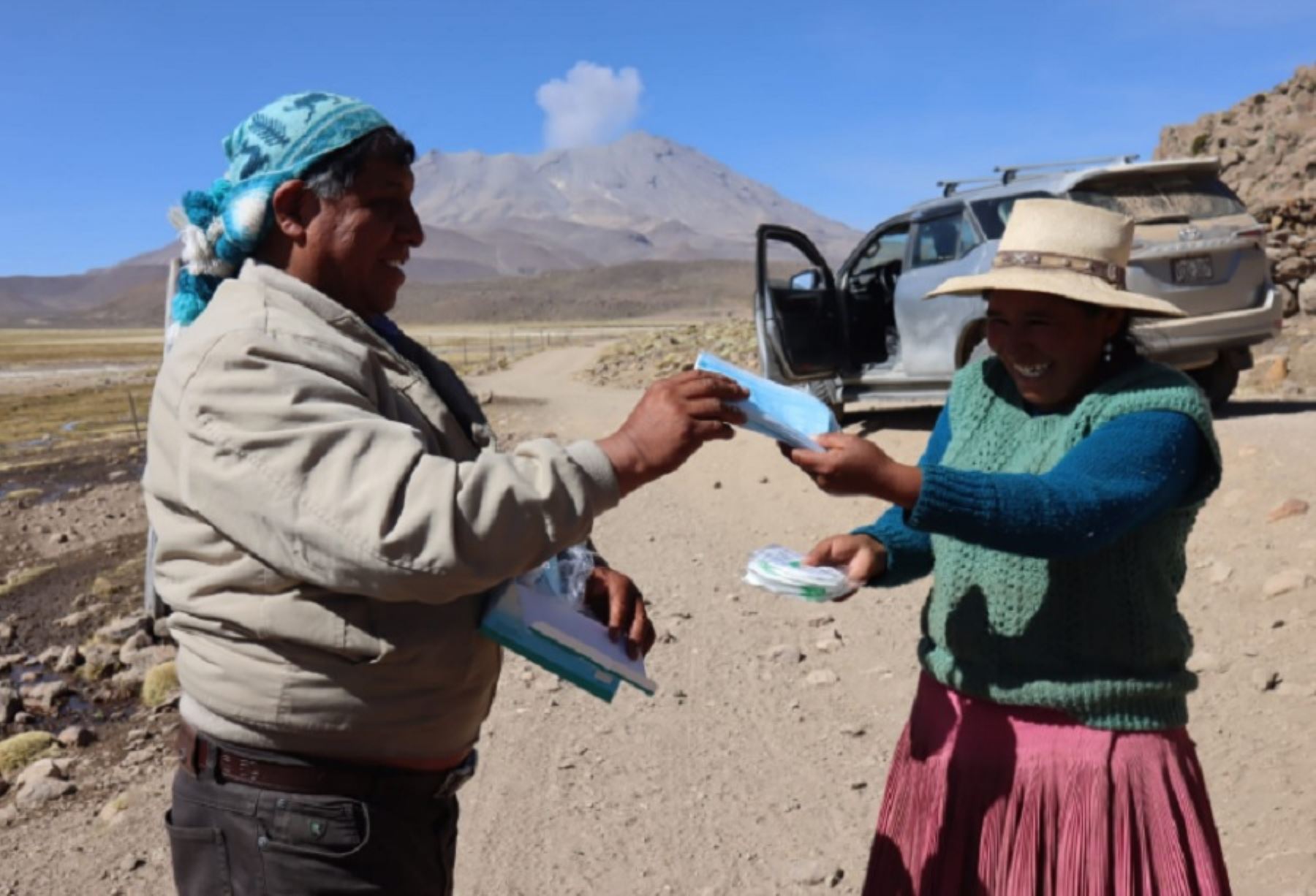 Pobladores del distrito de San Juan de Tarucani, en Arequipa que viven cerca al volcán Ubinas recibieron mascarillas, KN 95 y quirúrgicas, tras el reinicio del proceso eruptivo del macizo.