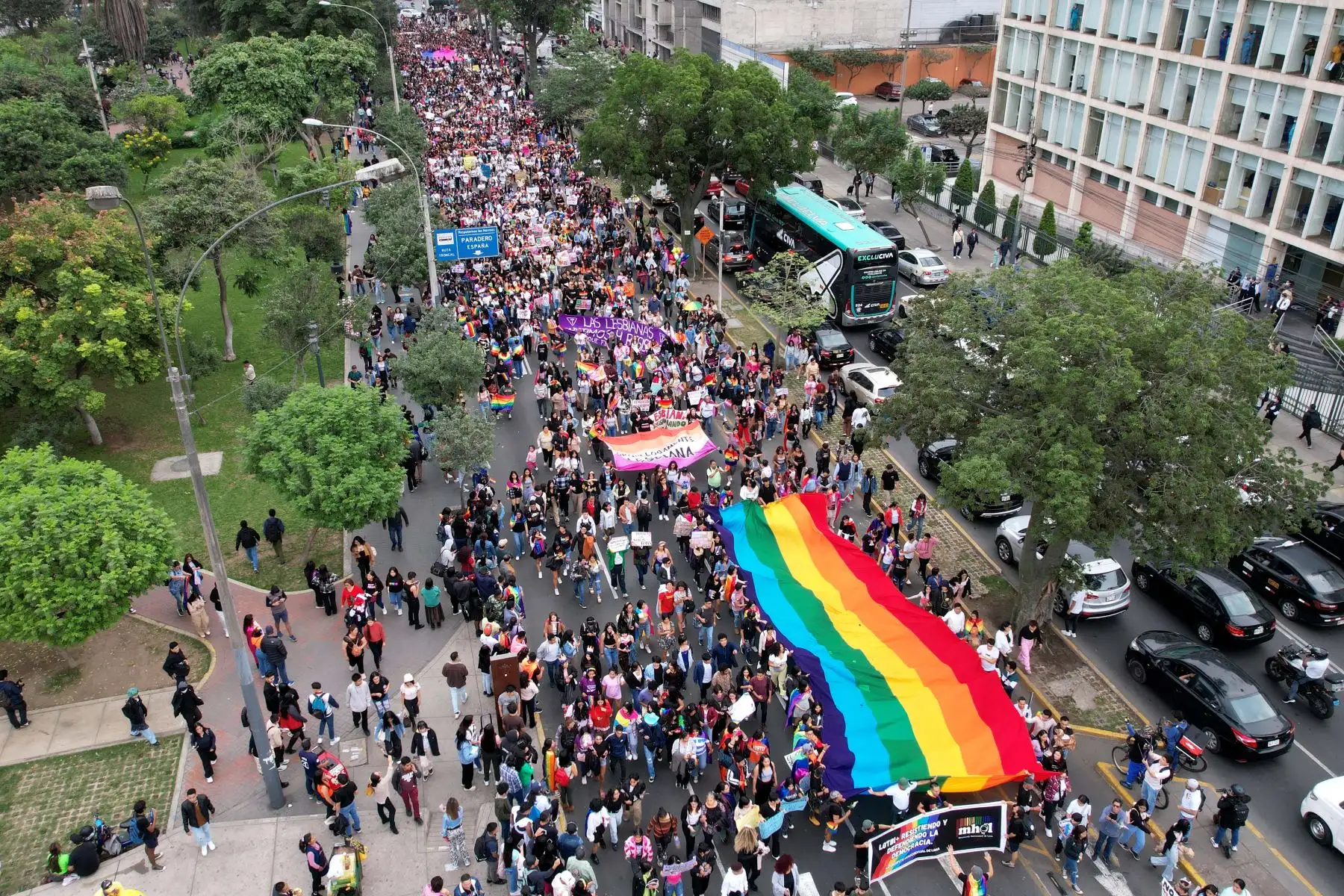 Con mucho color se vivió la marcha del orgullo gay 2023 en un pasacalle que inicio en Campo de Marte y finalizo en la plaza alameda 28 de julio pasando previamente por la avenida Inca Garcilaso de la Vega.
Foto: ANDINA/Ricardo Cuba
