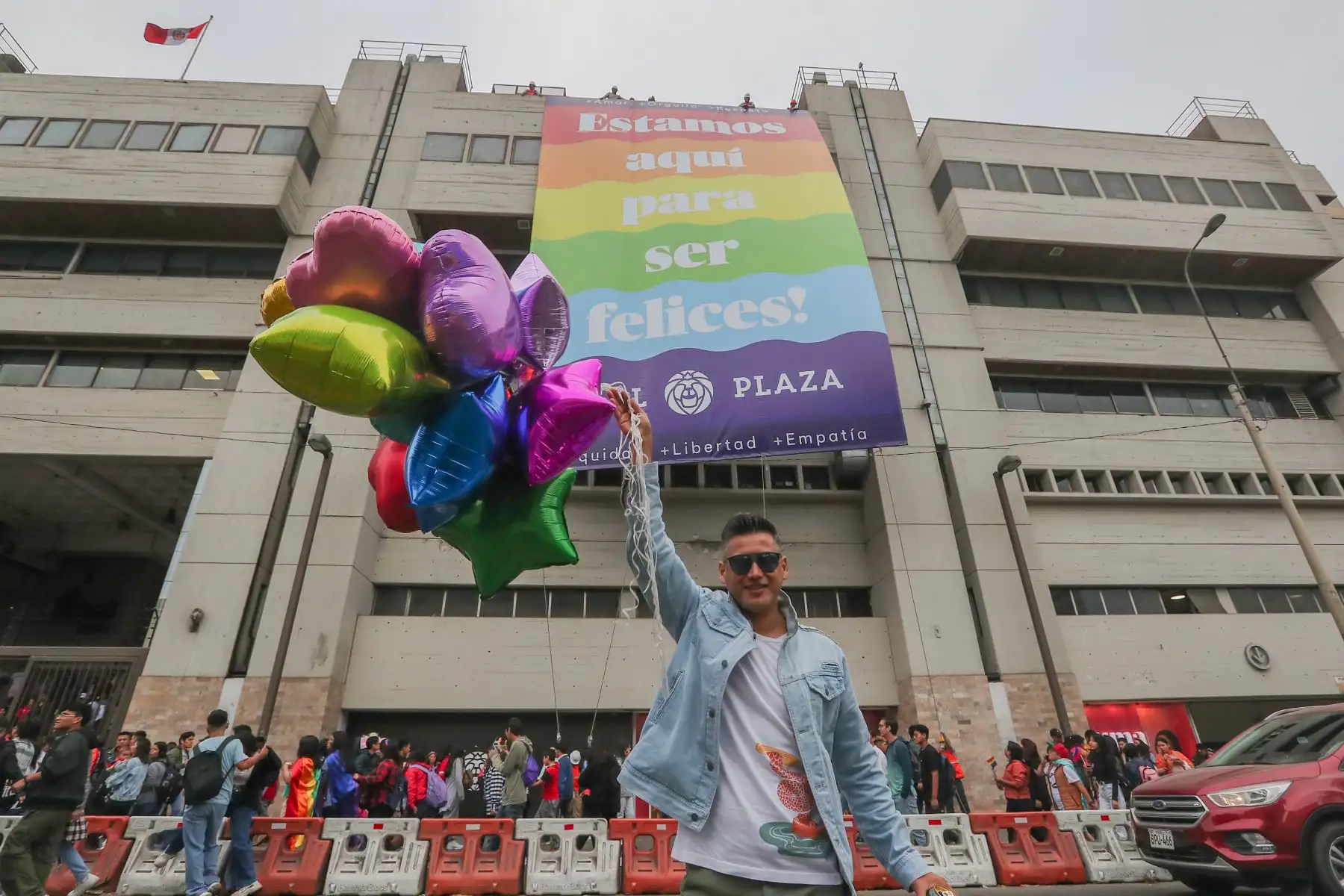 Con mucho color se vivió la marcha del orgullo gay 2023 en un pasacalle que inicio en Campo de Marte y finalizo en la plaza alameda 28 de julio pasando previamente por la avenida Inca Garcilaso de la Vega.
Foto: ANDINA/Ricardo Cuba