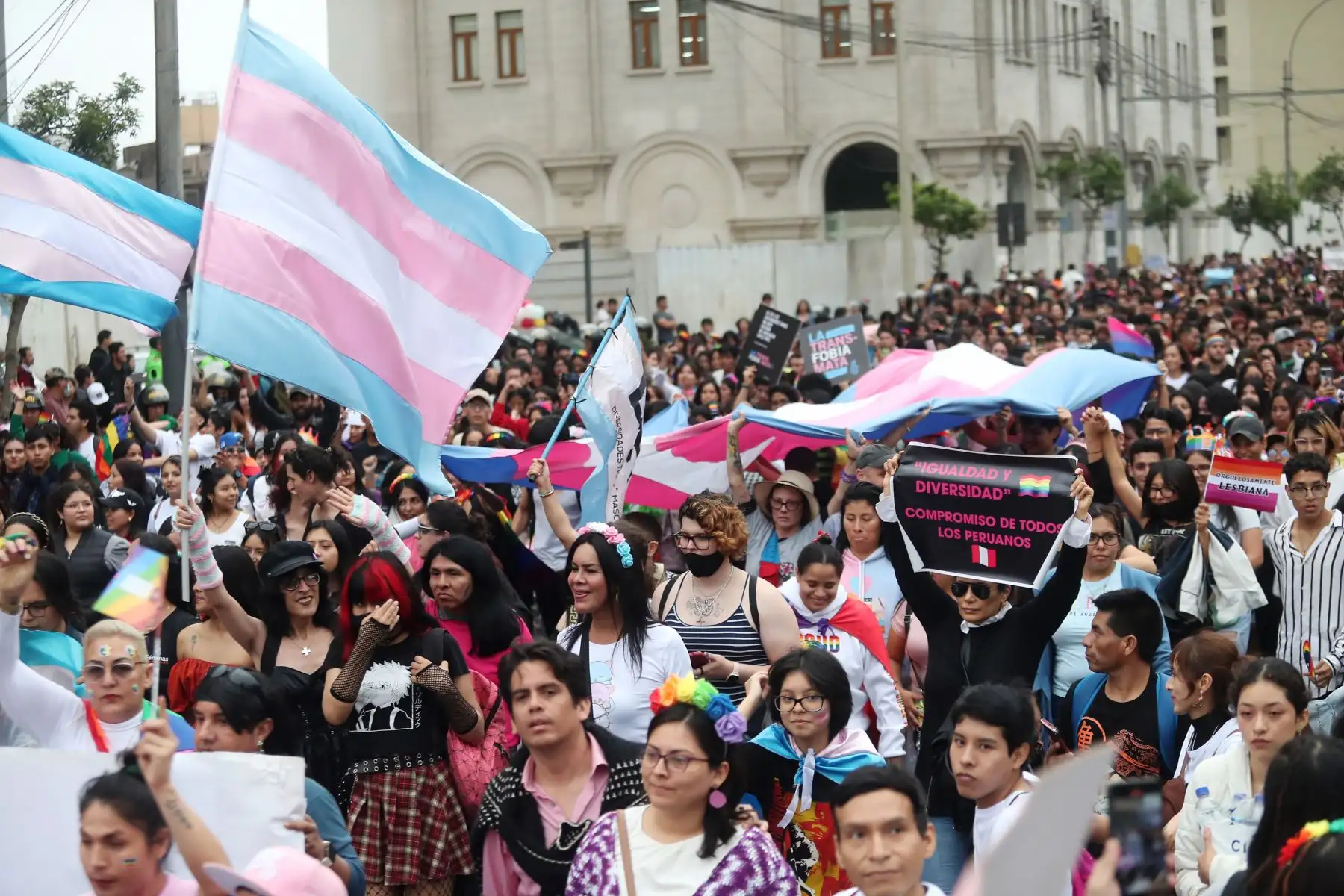 Con mucho color se vivió la marcha del orgullo gay 2023 en un pasacalle que inicio en Campo de Marte y finalizo en la plaza alameda 28 de julio pasando previamente por la avenida Inca Garcilaso de la Vega.
Foto: ANDINA/Ricardo Cuba