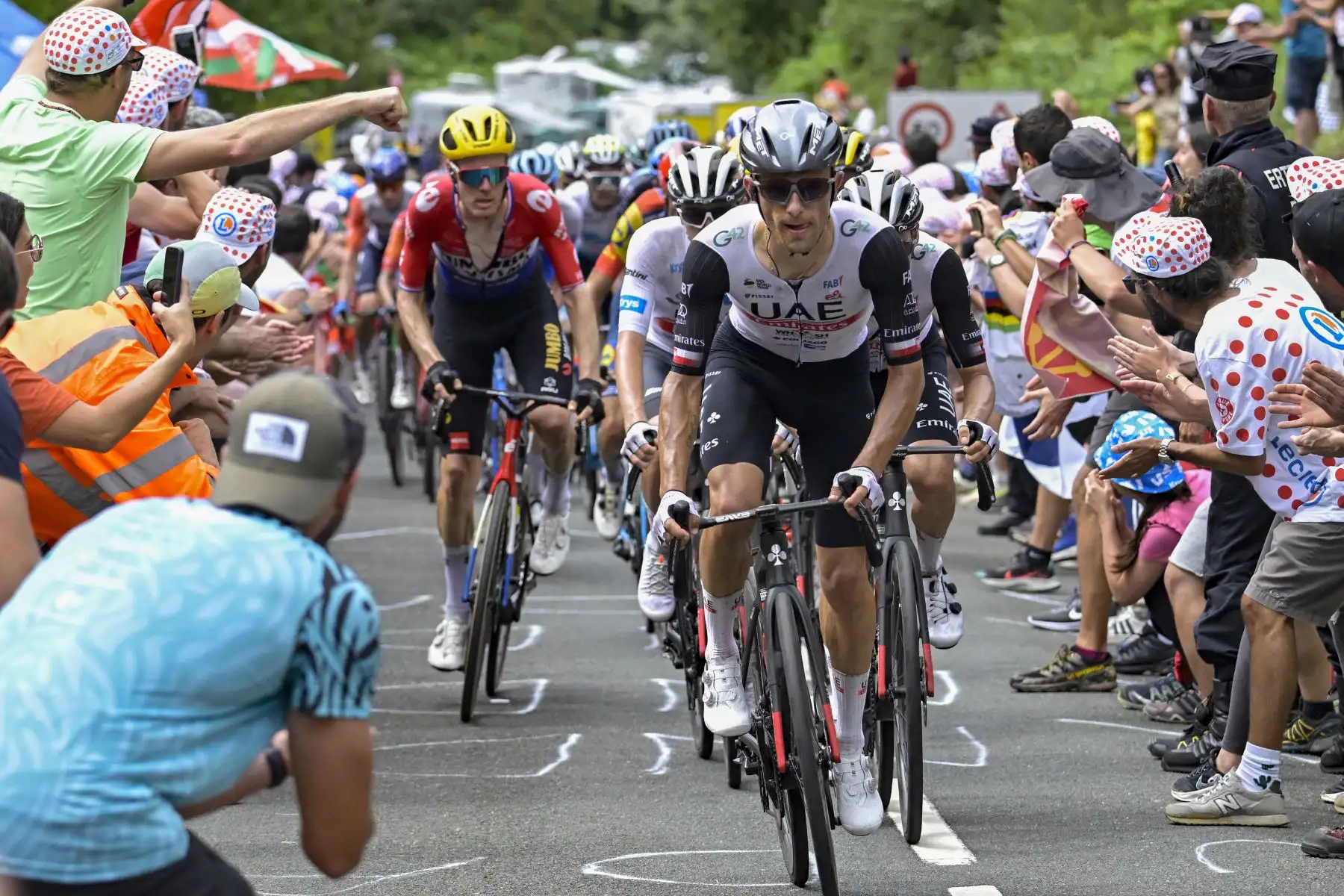 El ciclista polaco del UAE Team Emirates, Rafal Majka, pedalea durante la segunda etapa de la 110ª edición de la carrera ciclista del Tour de Francia de 208,9 km entre Vitoria-Gasteiz y San Sebastián, en el norte de España, el 2 de julio de 2023.

Foto: AFP