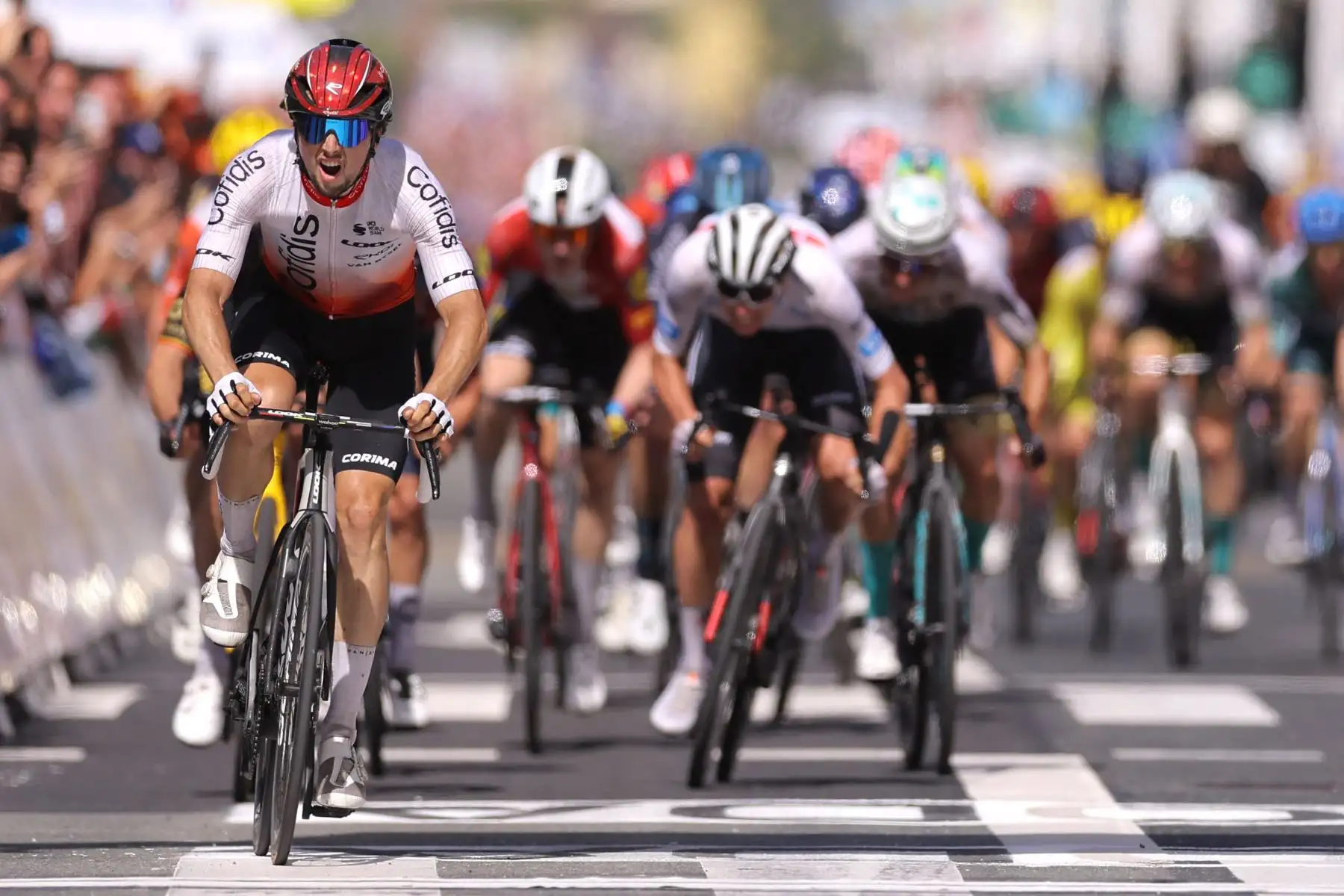 El ciclista francés de Cofidis, Victor Lafay (izq.), llega a la línea de meta para ganar la segunda etapa de la 110.ª edición de la carrera ciclista del Tour de Francia de 208,9 km entre Vitoria-Gasteiz y San Sebastián, en el norte de España, el 2 de julio de 2019. 2023.
Foto: AFP