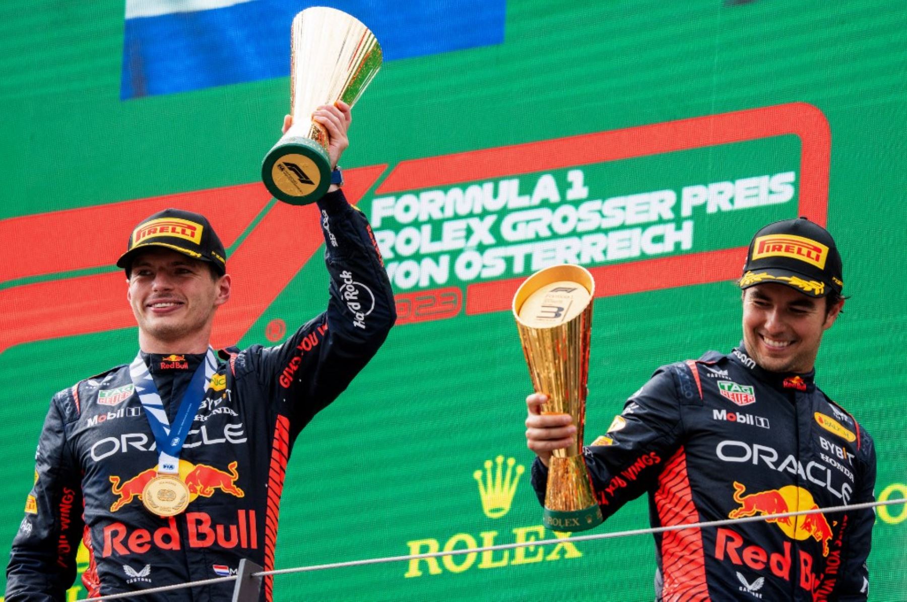 Max Verstappen levanta la copa en el Gran Premio de Austria