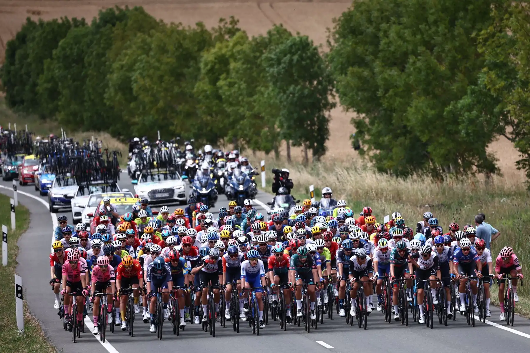 El grupo de ciclistas pedalea durante la segunda etapa de la 110ª edición de la carrera ciclista del Tour de Francia de 208,9 km entre Vitoria-Gasteiz y San Sebastián, en el norte de España, el 2 de julio de 2023.
Foto: AFP