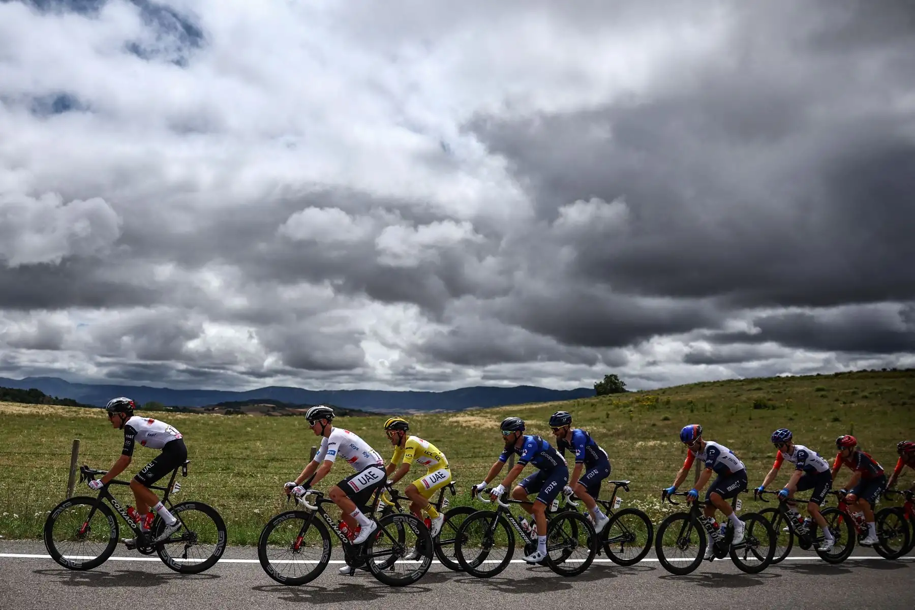 El ciclista británico del UAE Team Emirates Adam Yates (3.º L) con el maillot amarillo de líder de la general pedalea con el grupo de ciclistas durante la 2.ª etapa de la 110.ª edición del Tour de Francia, 208,9 km entre Vitoria-Gasteiz y San Sebastián , en el norte de España, el 2 de julio de 2023.
Foto: AFP