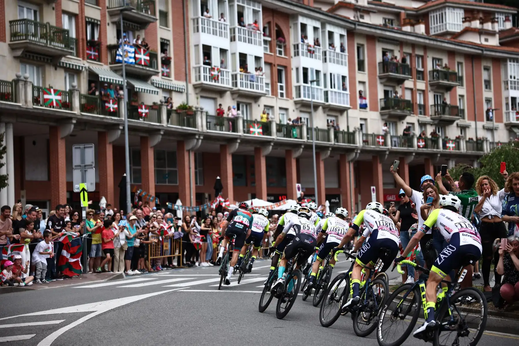 El grupo de ciclistas pedalea durante la segunda etapa de la 110ª edición de la carrera ciclista del Tour de Francia de 208,9 km entre Vitoria-Gasteiz y San Sebastián, en el norte de España, el 2 de julio de 2023.
Foto: AFP