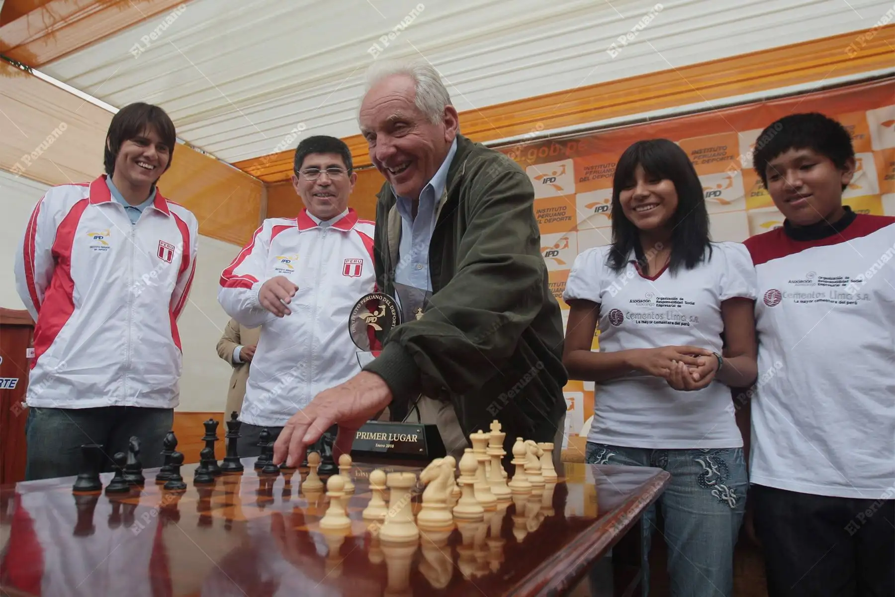 Lima - 8 enero 2010 / Arturo Woodman, jefe del Instituto Peruano del Deporte, junto a los ajedecristas Emilio Códova, Julio Ernesto Granda, Deysi Cori y  Jorge Cori, presenta  la copa de ajedrez Rey de Reyes. Foto: Diario Oficial El Peruano / Carlos Lezama